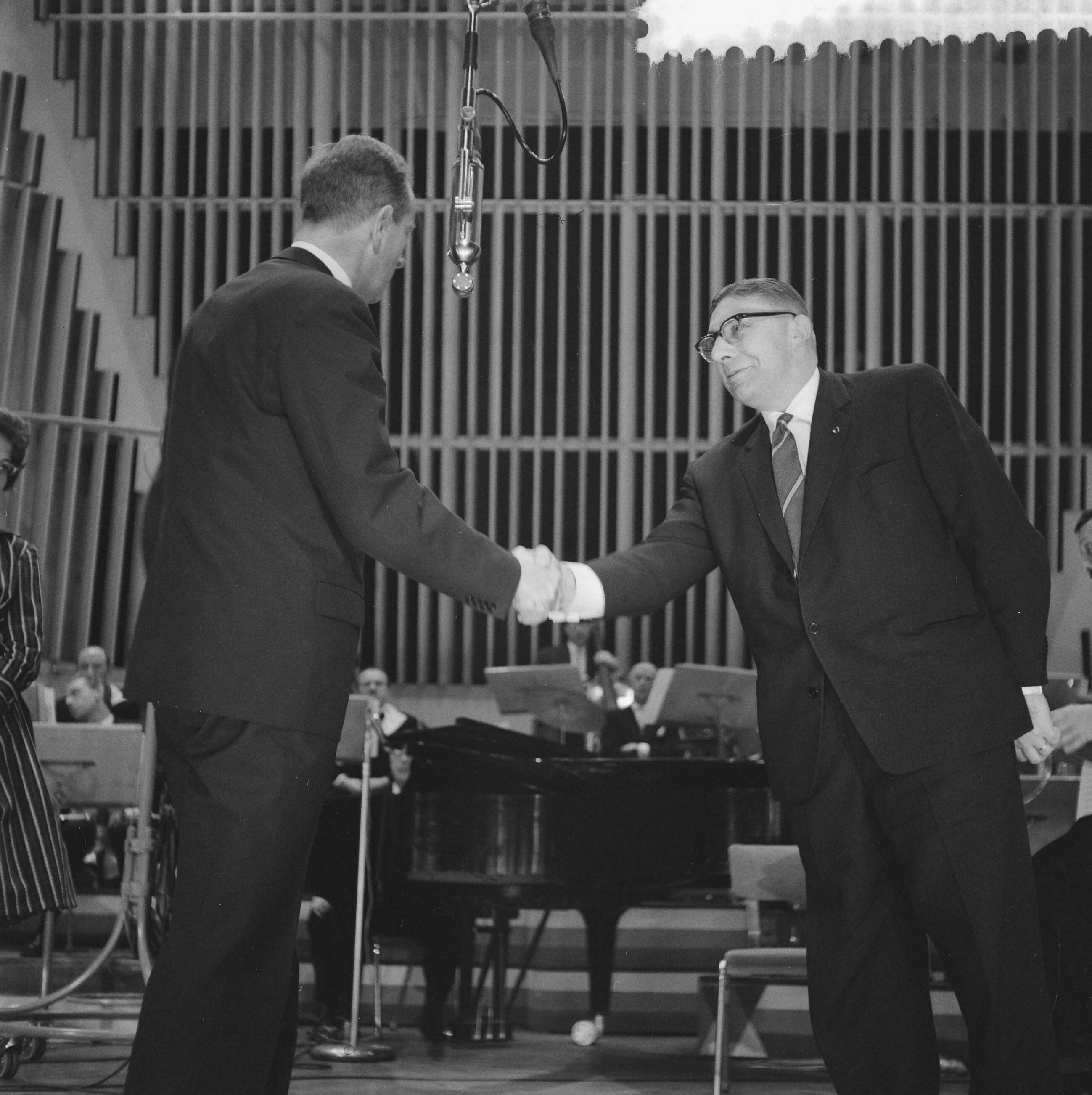 Fotocollectie Anefo — Verkiezing Sportman, Sportvrouw en Sportstad van het jaar. Directeur van de AVRO, D. Repko, overhandigt de loco-burgemeester van Eindhoven F.J.W. Gijzels de bokaal — Foto: Lindeboom, Henk / Anefo. Licentie: Set B: Rechtenvrij / Publiek Domein. Bron: Nationaal Archief. http://hdl.handle.net/10648/a9a4db46-d0b4-102d-bcf8-003048976d84