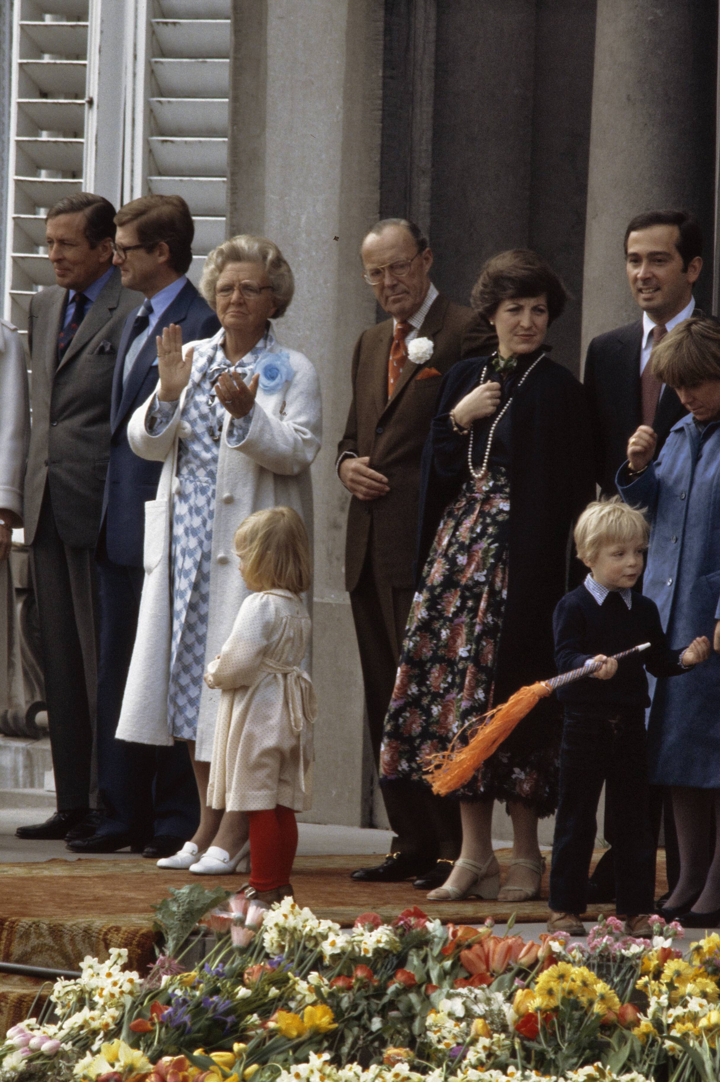 Koninginnedag 1978 — Koninginnedag 1978, defile Soestdijk; Koningin Juliana omringd door haar (klein)kinderen op het bordes — Foto: Suyk, Koen / Anefo. Licentie: Set B: Rechtenvrij / Publiek Domein. Bron: Nationaal Archief. http://hdl.handle.net/10648/ad948288-d0b4-102d-bcf8-003048976d84