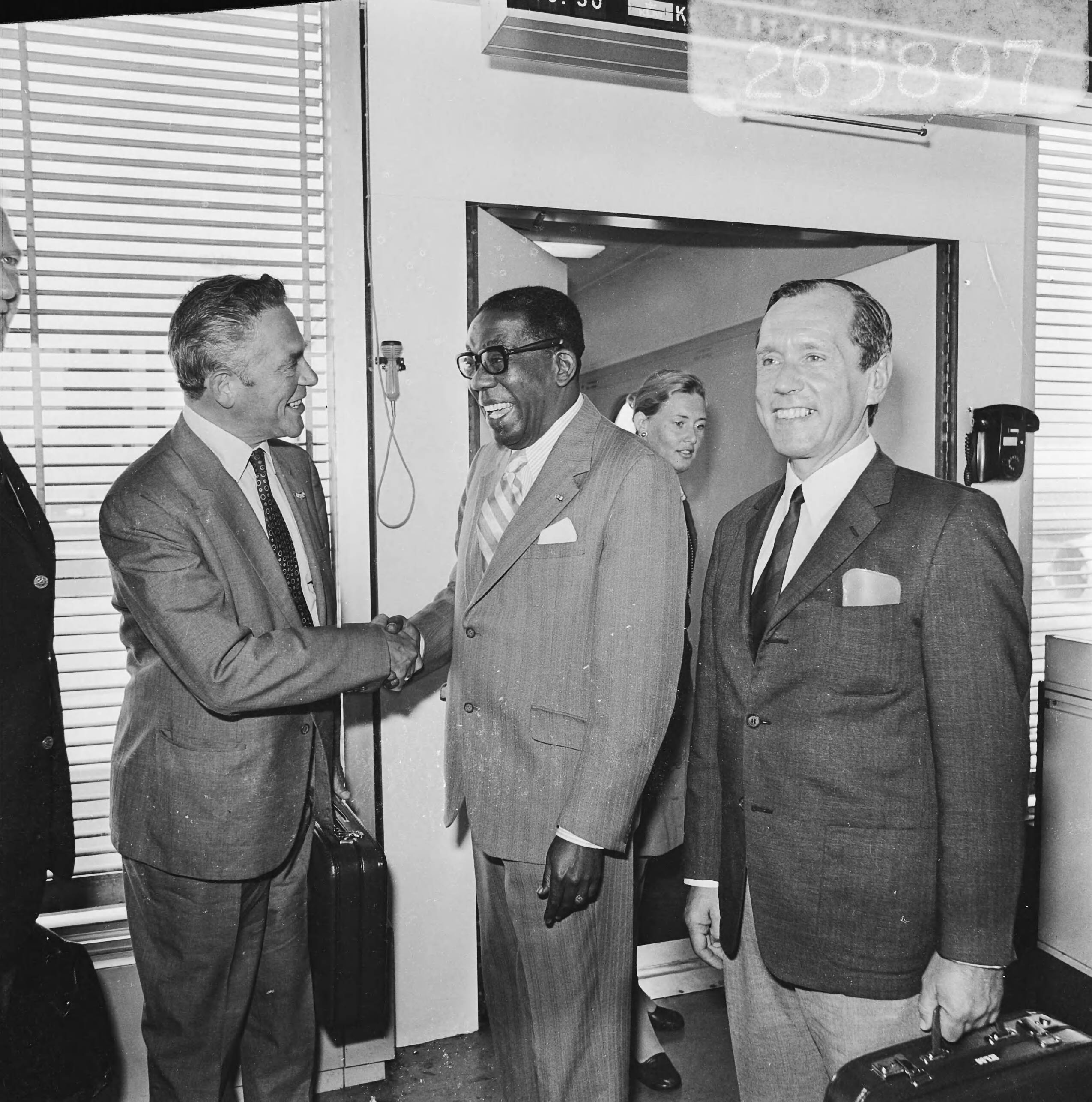 Fotocollectie Anefo — Polanen neemt afscheid van Burgemeester Marijnen (links en hoofdcommandant van Den Haag , Peister (rechts) — Foto: Mieremet, Rob / Anefo. Licentie: Set B: Rechtenvrij / Publiek Domein. Bron: Nationaal Archief. http://hdl.handle.net/10648/ac33474e-d0b4-102d-bcf8-003048976d84