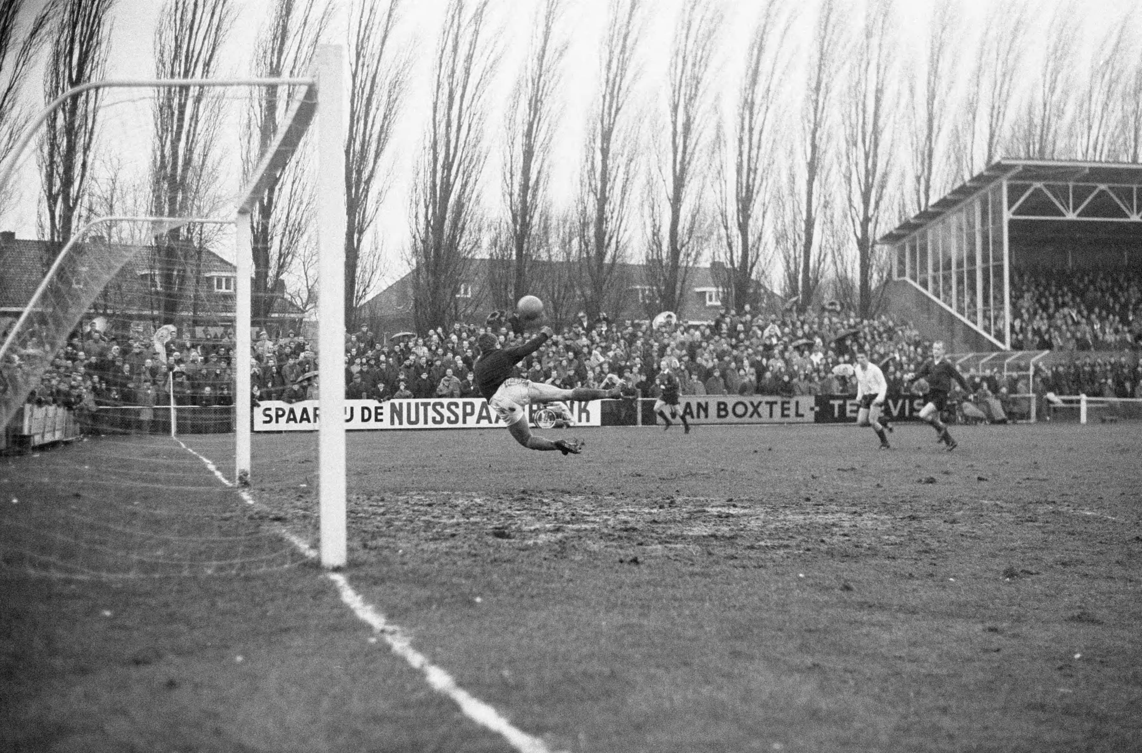 Fotocollectie Anefo — Voetbal. NAC tegen DWS 1-2. Spelmoment, het tweede doelpunt van DWS wordt gemaakt door Mos Temming (niet zichtbaar) — Foto: Gelderen, Hugo van / Anefo. Licentie: Set B: Rechtenvrij / Publiek Domein. Bron: Nationaal Archief. http://hdl.handle.net/10648/aa87e01c-d0b4-102d-bcf8-003048976d84