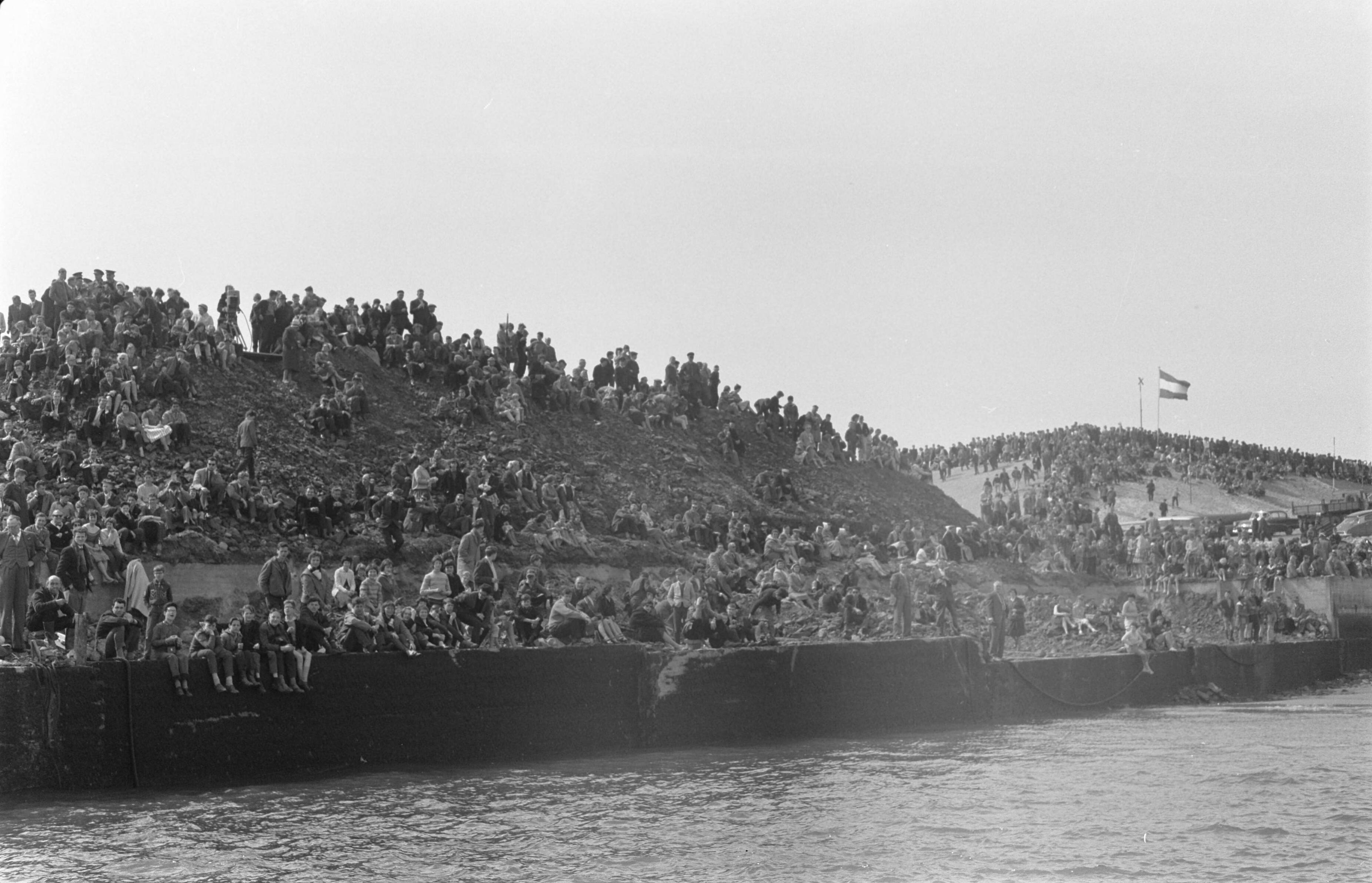 Fotocollectie Anefo — Sluiting Veerse Gat. Koningin Juliana is aanwezig aan boord van het koninklijk jacht "Piet Hein" — Foto: Pot, Harry / Anefo. Licentie: Set B: Rechtenvrij / Publiek Domein. Bron: Nationaal Archief. http://hdl.handle.net/10648/a9d2bafc-d0b4-102d-bcf8-003048976d84