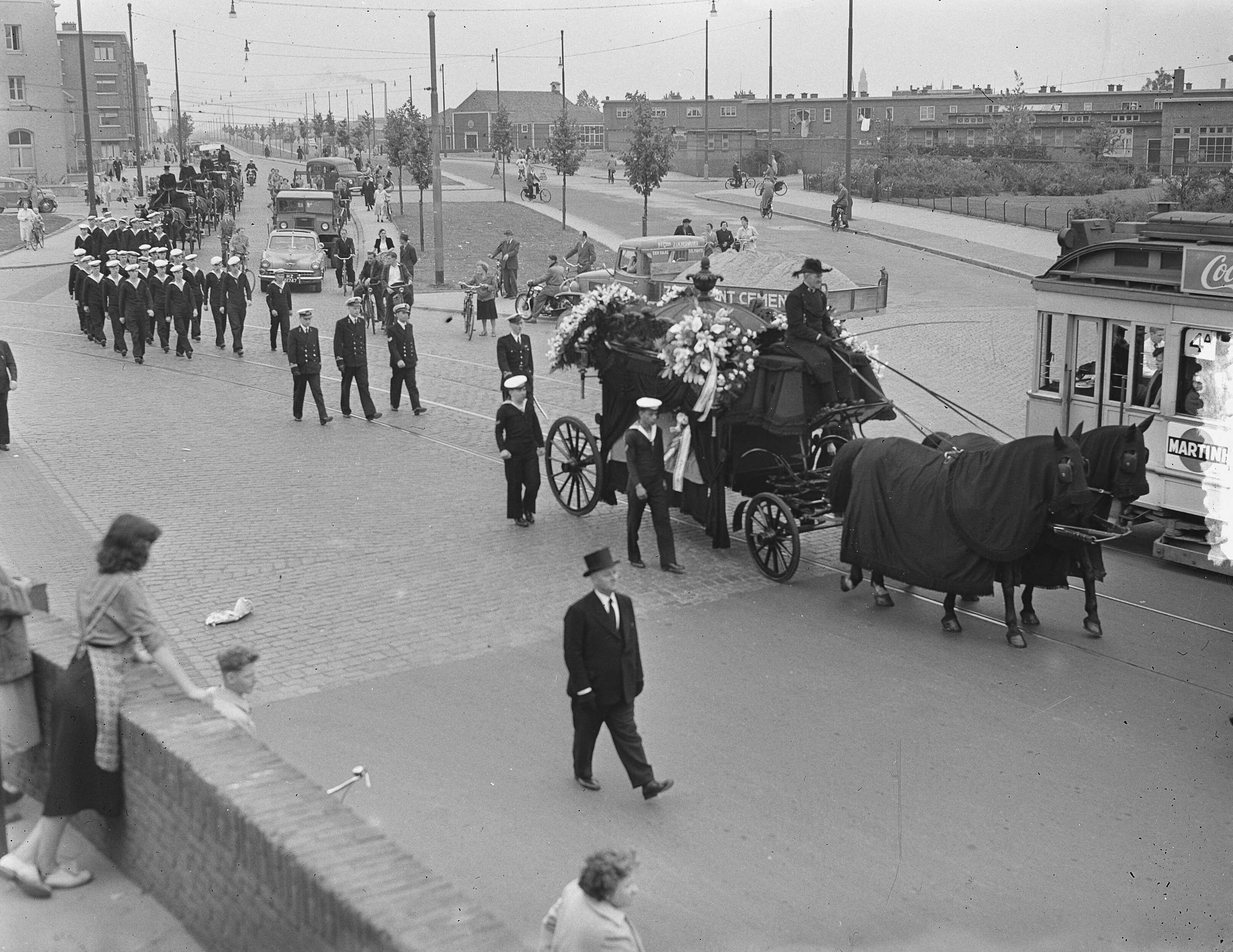 Fotocollectie Anefo — Marinebegrafenis in Den Haag — Foto: Duinen, H. van / Anefo. Licentie: Set B: Rechtenvrij / Publiek Domein. Bron: Nationaal Archief. http://hdl.handle.net/10648/a90c7bc6-d0b4-102d-bcf8-003048976d84