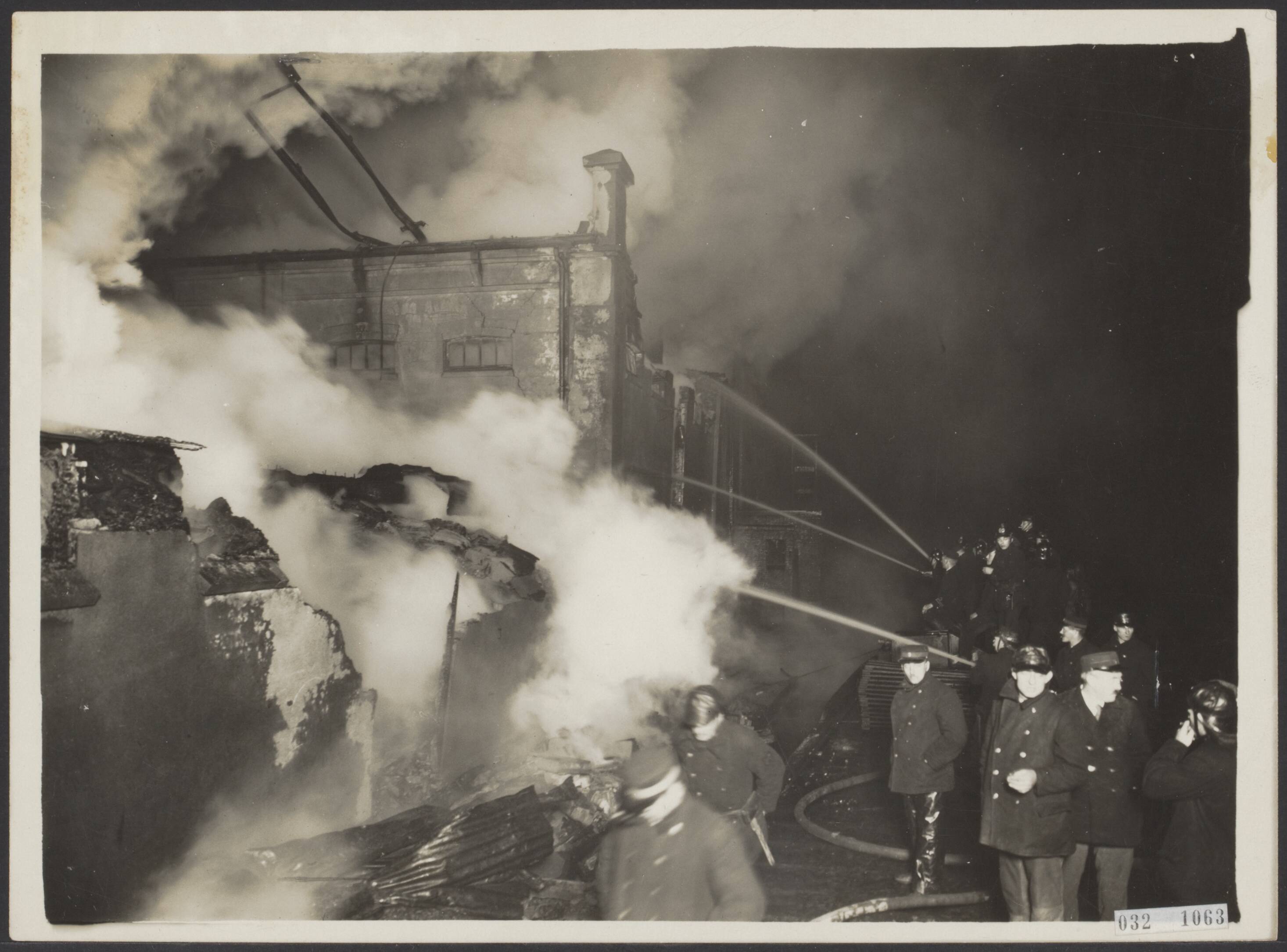 Fotocollectie Elsevier Binnenland — Zeer grote brand in het oliepakhuis 'De Engel' van Crok & Laan te Wormerveer — Foto: N.V. Vereenigde Fotobureaux. Licentie: Set B: Rechtenvrij / Publiek Domein. Bron: Nationaal Archief. http://hdl.handle.net/10648/ade5218e-d0b4-102d-bcf8-003048976d84
