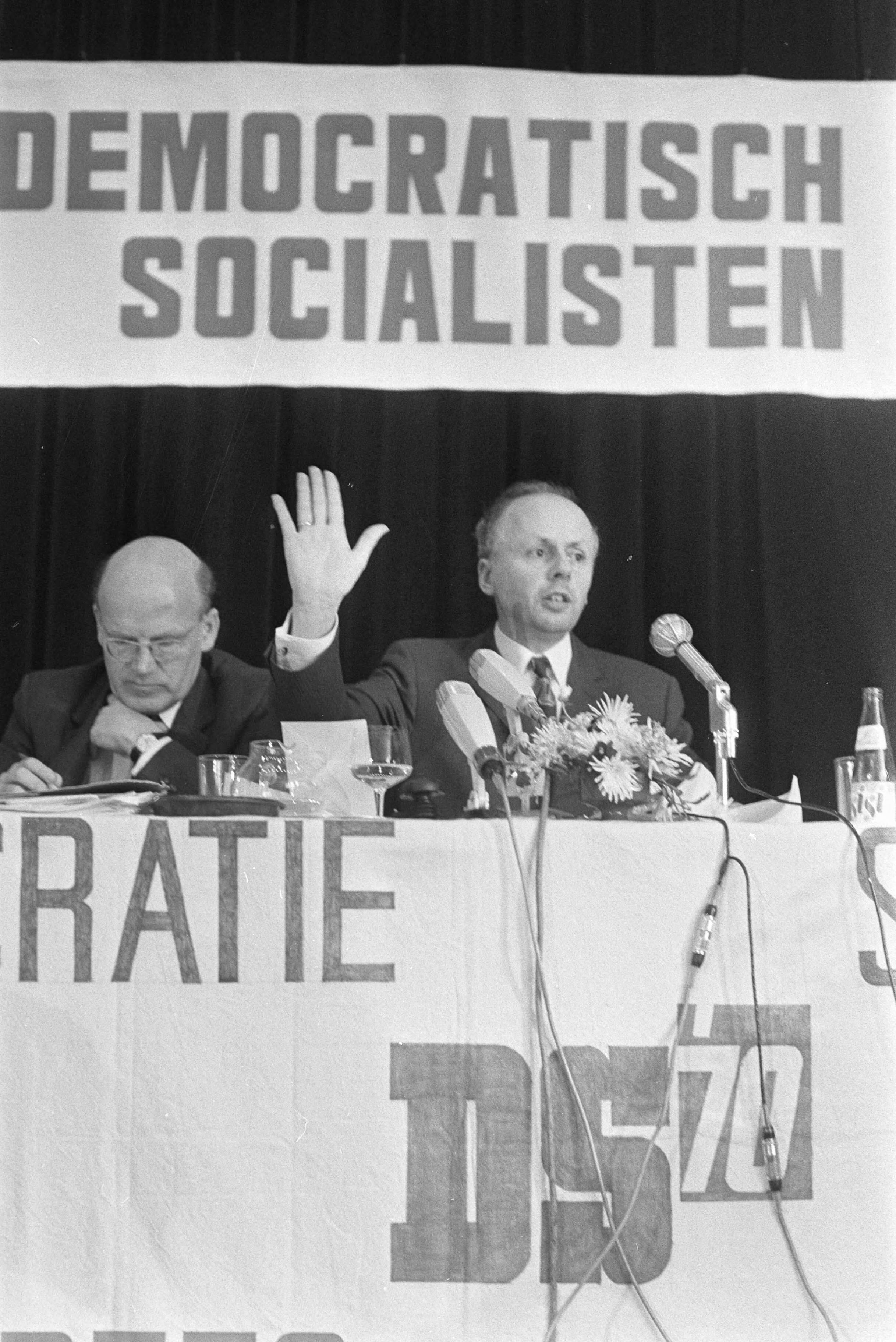 Fotocollectie Anefo — Eerste verkiezingsvergadering DS70 in Utrecht — Foto: Mieremet, Rob / Anefo. Licentie: Set B: Rechtenvrij / Publiek Domein. Bron: Nationaal Archief. http://hdl.handle.net/10648/abb3926a-d0b4-102d-bcf8-003048976d84