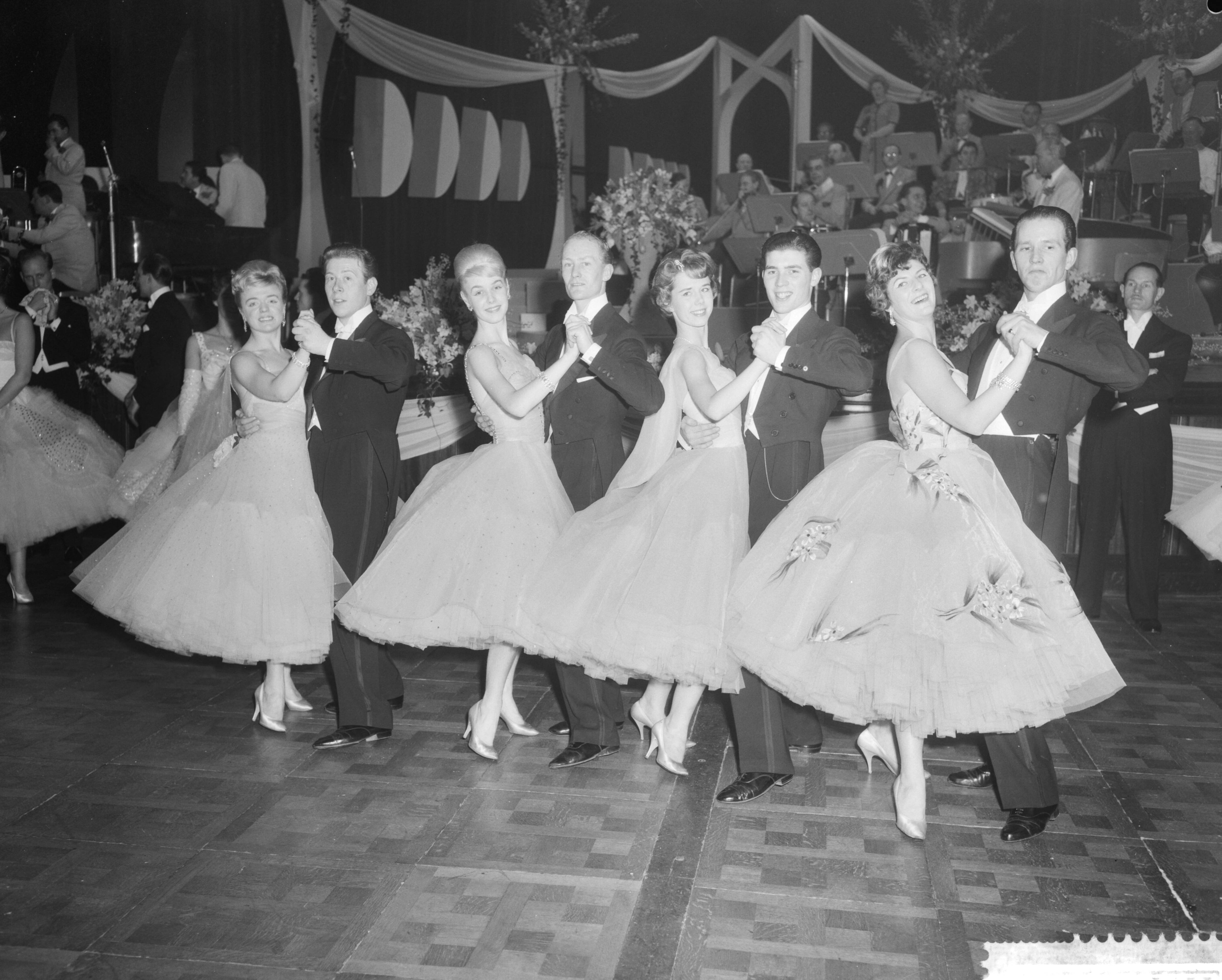 Fotocollectie Anefo — AVRO's danstoernooi in het Kurhaus te Scheveningen. Het winnende Engelse team — Foto: Behrens, Herbert F. / Anefo. Licentie: Set B: Rechtenvrij / Publiek Domein. Bron: Nationaal Archief. http://hdl.handle.net/10648/a9a833cc-d0b4-102d-bcf8-003048976d84