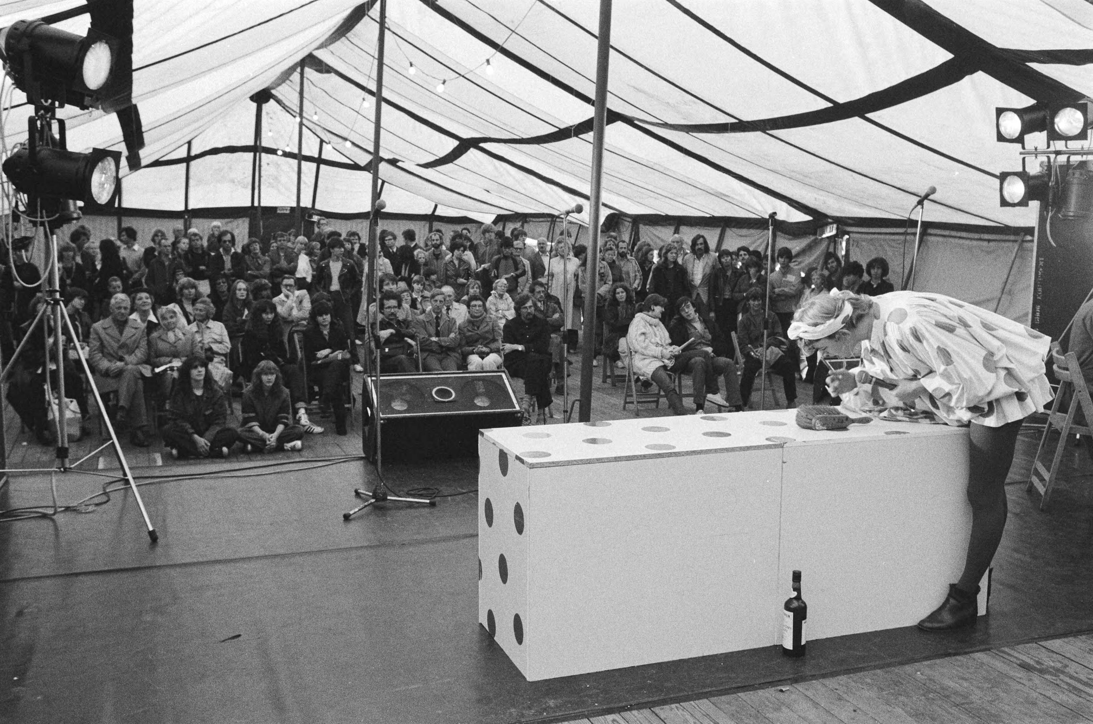 Uitmarkt 1980 in Amsterdam — Belangstelling voor jong talent — Foto: Dijk, Hans van / Anefo. Licentie: Set B: Rechtenvrij / Publiek Domein. Bron: Nationaal Archief. http://hdl.handle.net/10648/ace7ad10-d0b4-102d-bcf8-003048976d84