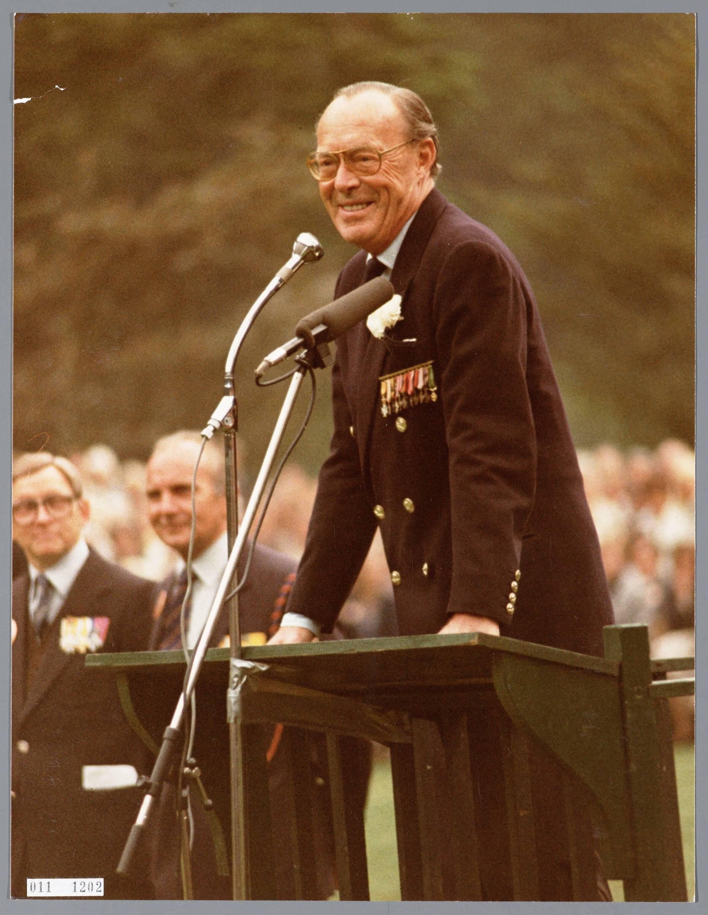 Fotocollectie RVD / Koninklijk Huis — Prins Bernhard 70 jaar bij defilé in tuin Paleis Soestdijk — Foto: Koot, Max / RVD. Licentie: Set B: Rechtenvrij / Publiek Domein. Bron: Nationaal Archief. http://hdl.handle.net/10648/afab858a-d0b4-102d-bcf8-003048976d84