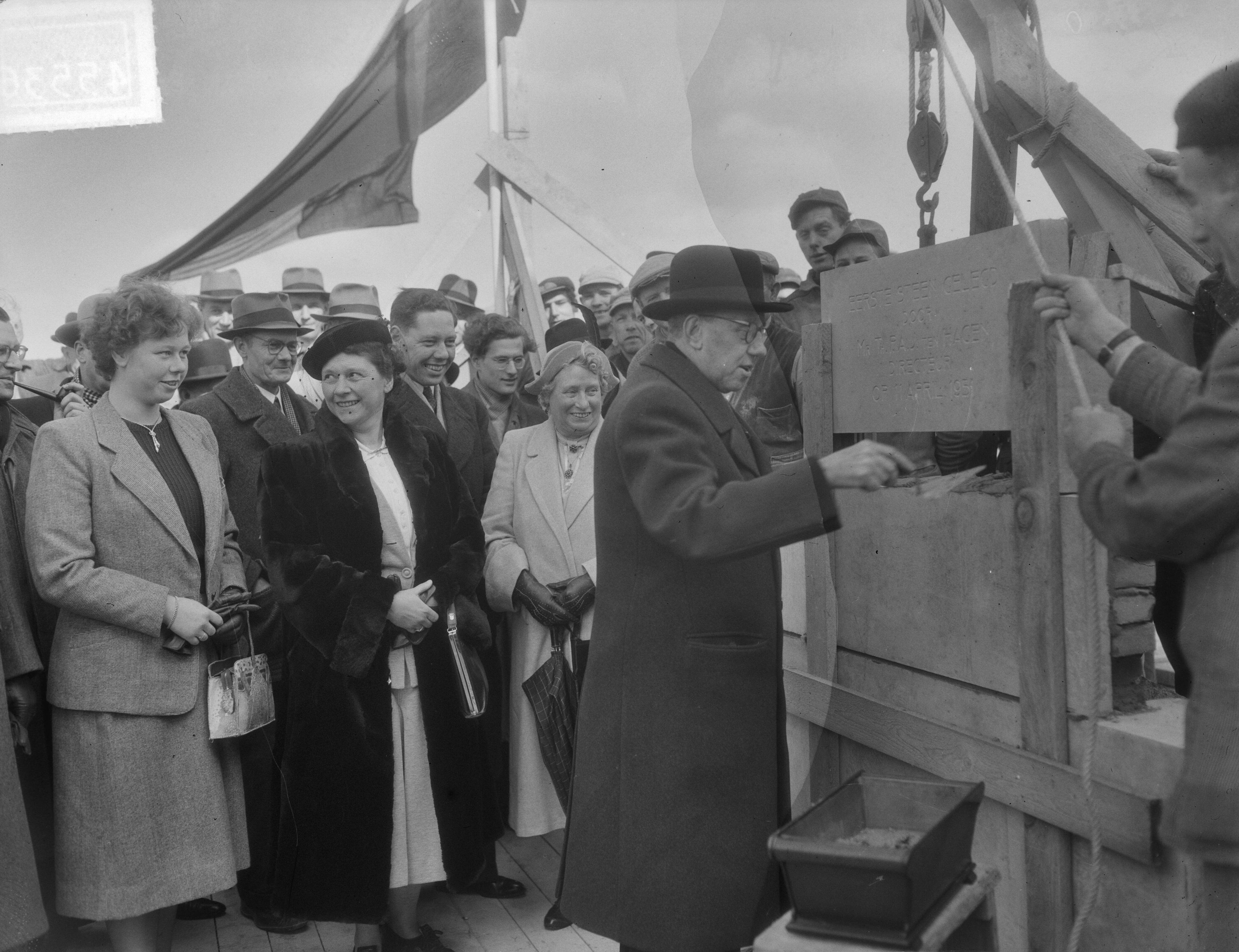 Eerste steenlegging Drukkerij Ten Hagen in Den Haag — Foto: Duinen, G.W. van / Anefo. — Licentie: Set B: Rechtenvrij / Publiek Domein. Bron: Nationaal Archief. http://hdl.handle.net/10648/a8e9acf4-d0b4-102d-bcf8-003048976d84