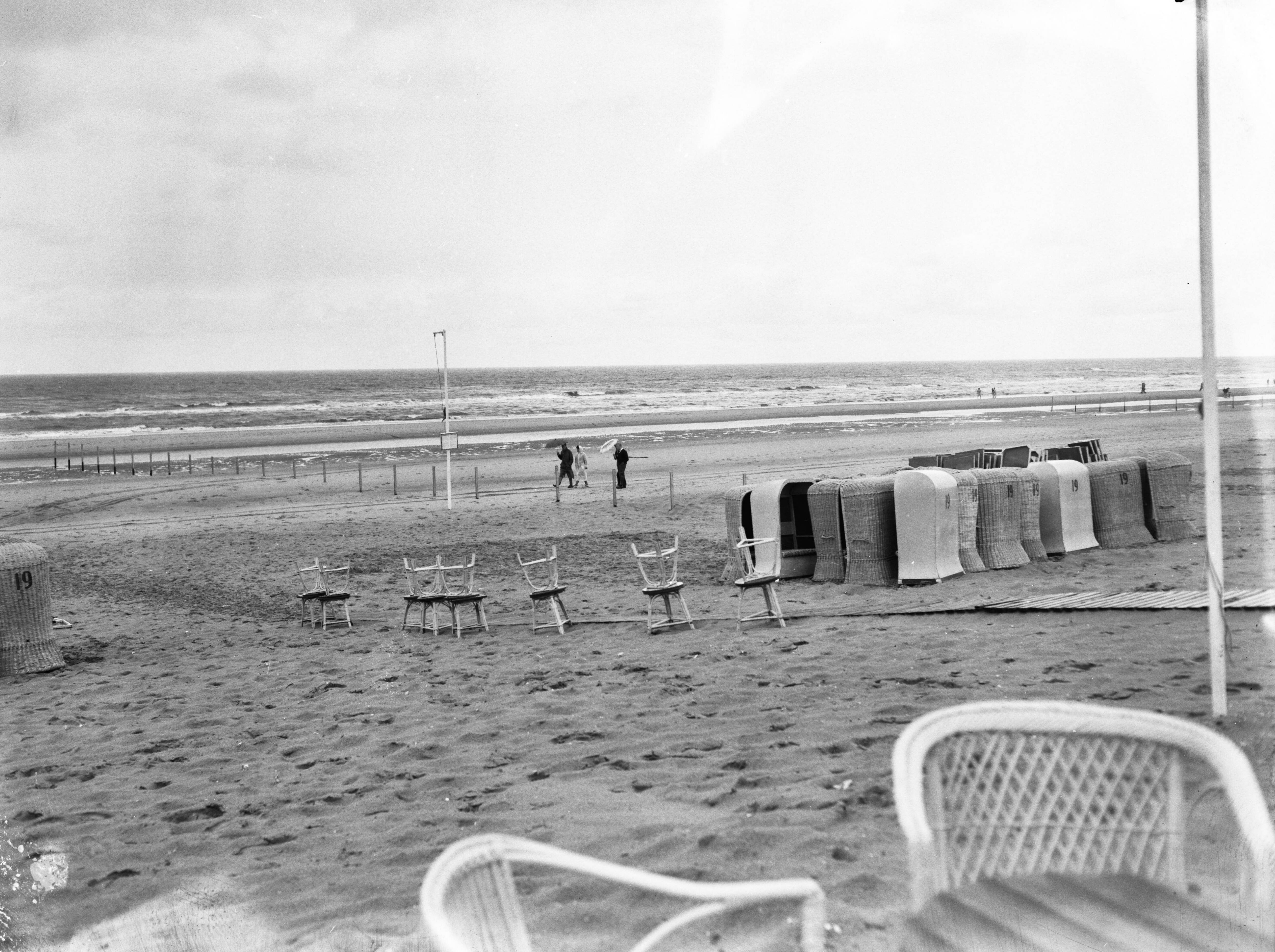 Fotocollectie Anefo — Regenweer aan het strand te Zandvoort, eenzame badgasten met paraplu op het strand — Foto: Bilsen, Joop van / Anefo. Licentie: Set B: Rechtenvrij / Publiek Domein. Bron: Nationaal Archief. http://hdl.handle.net/10648/a9b65e7a-d0b4-102d-bcf8-003048976d84