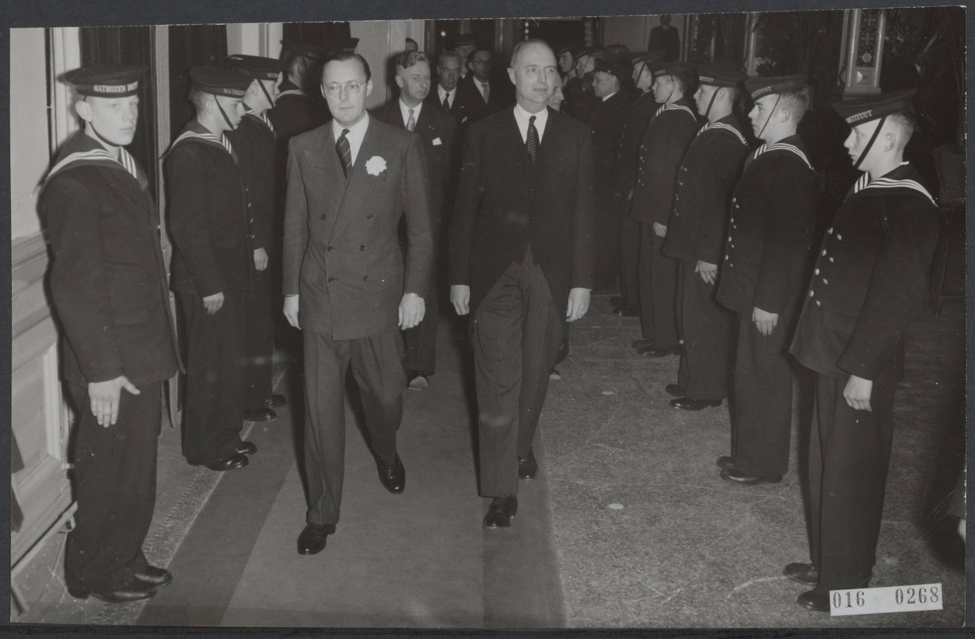 Fotocollectie Elsevier Binnenland — Viering van het Gouden jubileum van de Nederlandse Redersvereniging in het Kurhaus te Scheveningen. Prins Bernhard woonde de herdenkingsbijeenkomst bij en werd begroet door een erehaag van matrozen van het opleidingsschip "Pollux" te Amsterdam — Foto: Fotograaf Onbekend / Anefo. Licentie: Set B: Rechtenvrij / Publiek Domein. Bron: Nationaal Archief. http://hdl.handle.net/10648/adb8dc3c-d0b4-102d-bcf8-003048976d84