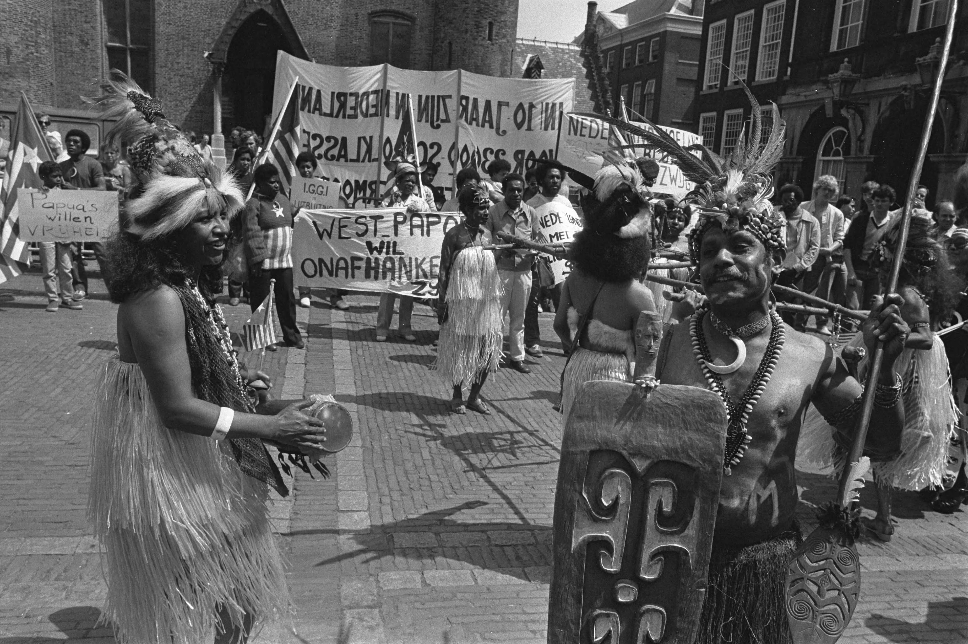 Fotocollectie Anefo — Demonstratie Papoeas op Binnenhof ( Den Haag ) voor onafhankelijkheid West Papoea — Foto: Bogaerts, Rob / Anefo. Licentie: Set B: Rechtenvrij / Publiek Domein. Bron: Nationaal Archief. http://hdl.handle.net/10648/ad193b78-d0b4-102d-bcf8-003048976d84