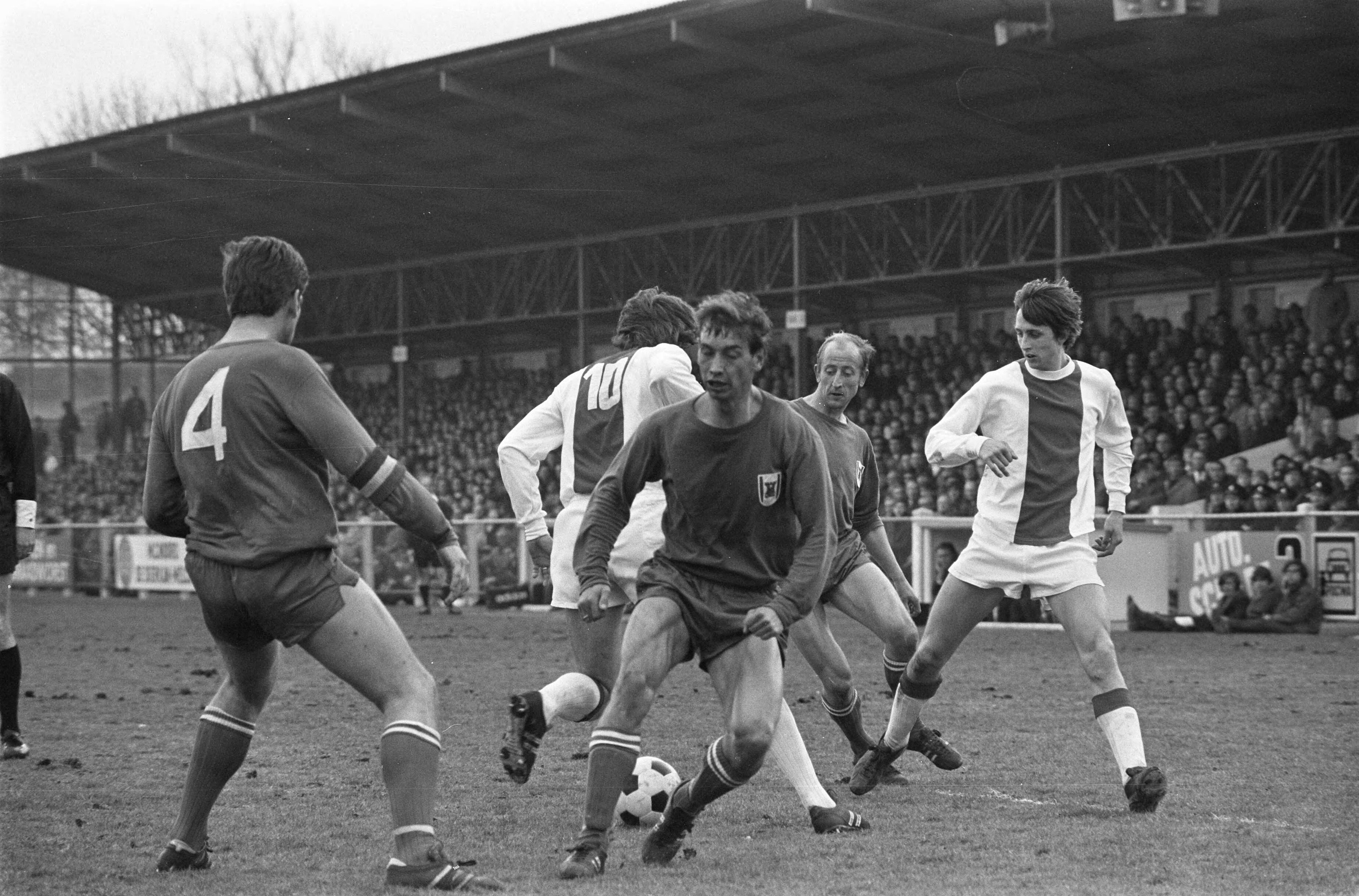 AZ 67 tegen Ajax: 2-1 — Johann Cruijff in actie — Foto: Fotograaf Onbekend / Anefo. Licentie: Set B: Rechtenvrij / Publiek Domein. Bron: Nationaal Archief. http://hdl.handle.net/10648/ab93c02a-d0b4-102d-bcf8-003048976d84