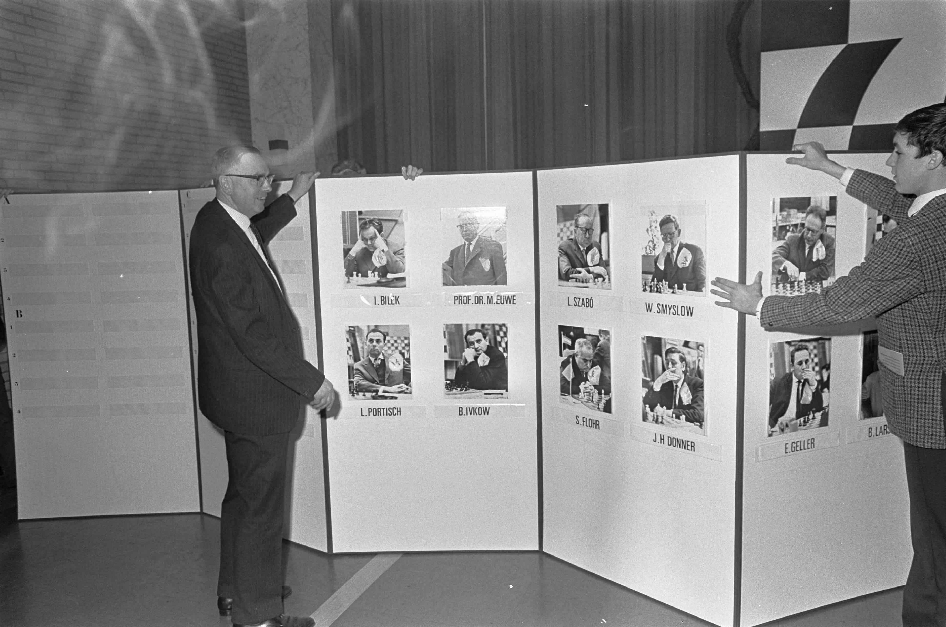 Fotocollectie Anefo — Internationaal Jeugdschaaktoernooi te Groningen, openingsboek — Foto: Nijs, Jac. de / Anefo. Licentie: Set B: Rechtenvrij / Publiek Domein. Bron: Nationaal Archief. http://hdl.handle.net/10648/ab09b0c4-d0b4-102d-bcf8-003048976d84