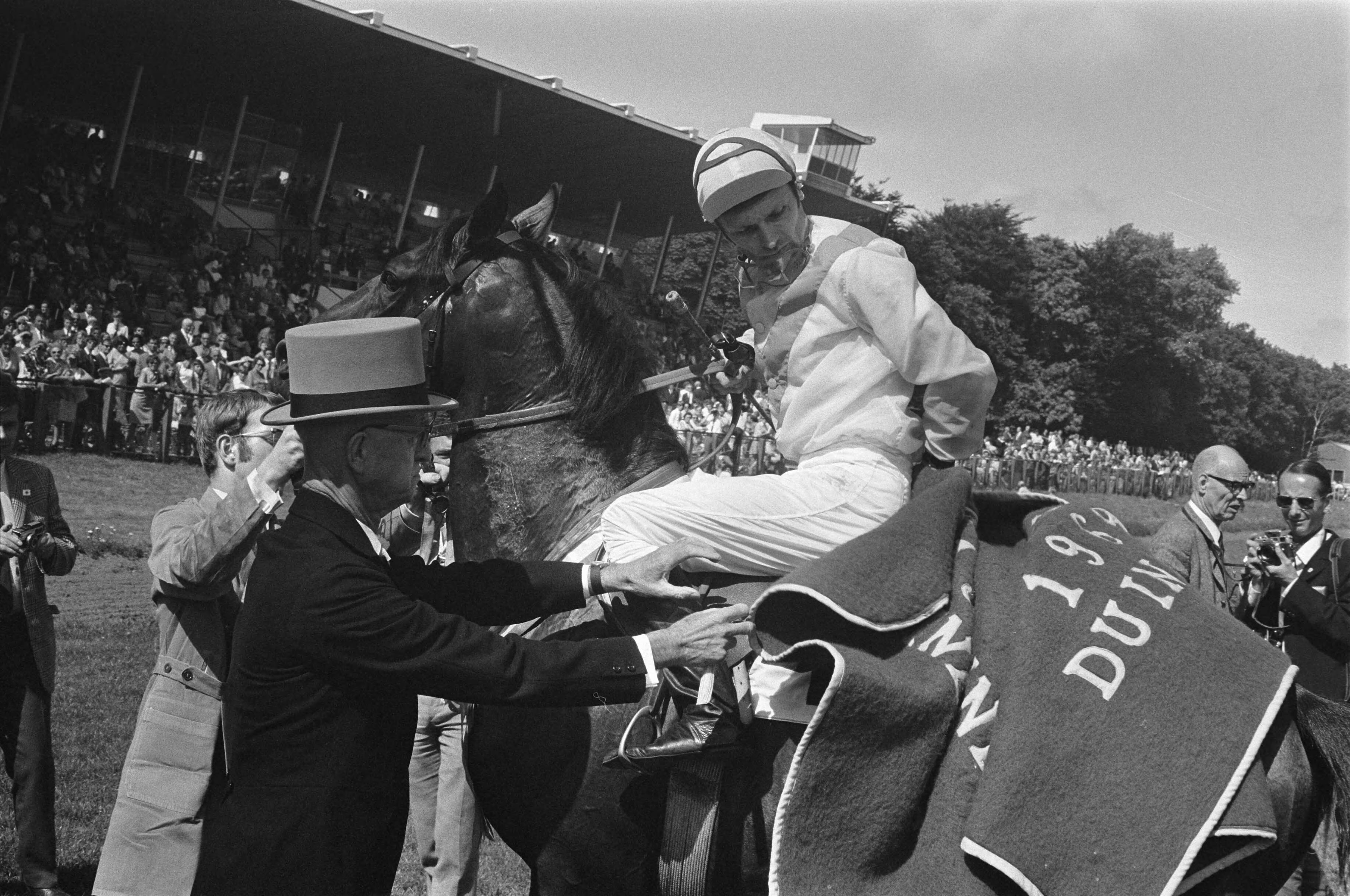 "Derby" op Duindigt — Rijder v.d. Kraats met bloemen op Joep — Foto: Fotograaf Onbekend / Anefo. Licentie: Set B: Rechtenvrij / Publiek Domein. Bron: Nationaal Archief. http://hdl.handle.net/10648/ab72a610-d0b4-102d-bcf8-003048976d84