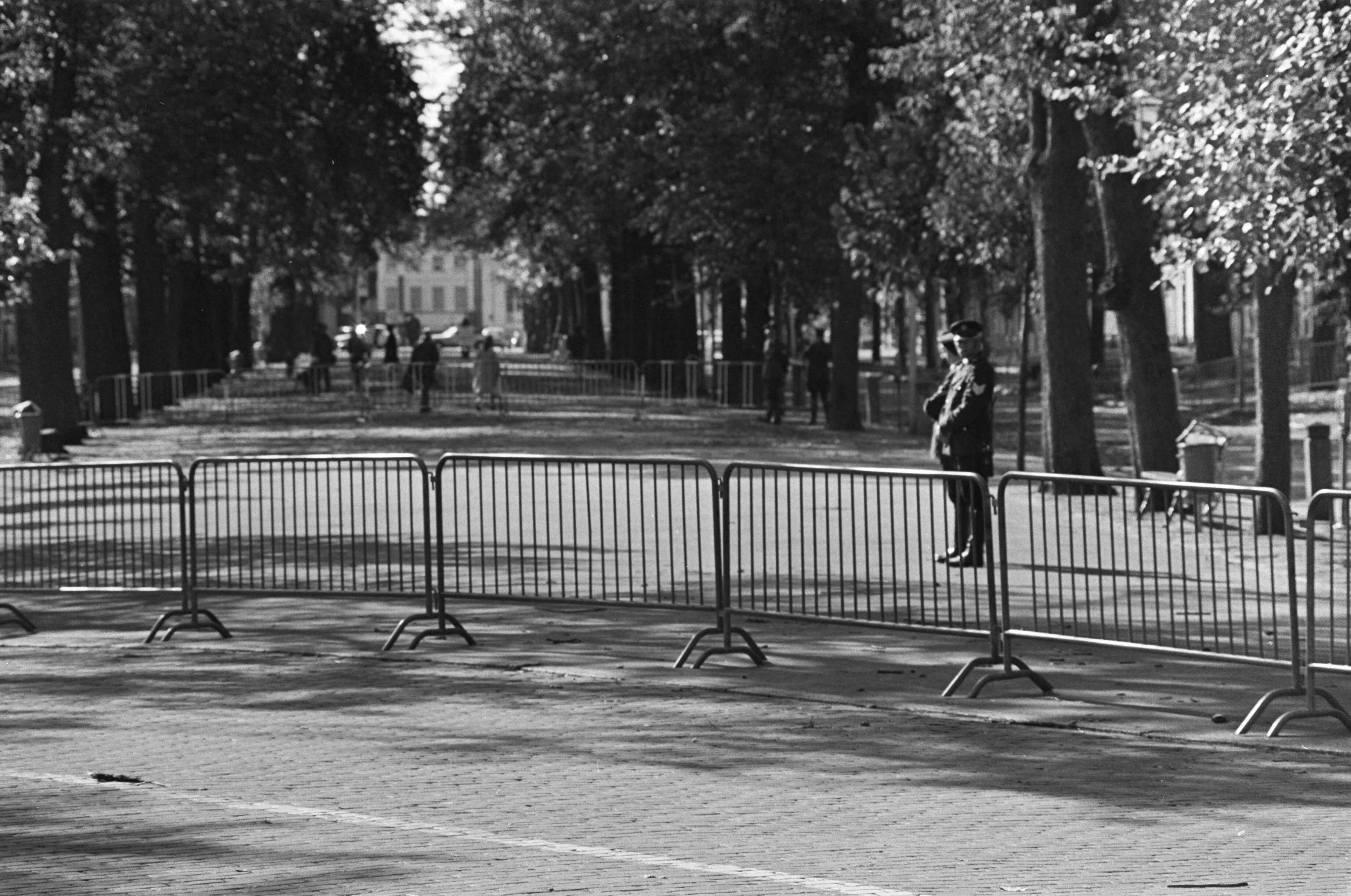 Fotocollectie Anefo — Lange Voorhout (bij Spaanse Ambassade ) in Den Haag door politie afgesloten met bewaking — Foto: Mieremet, Rob / Anefo. Licentie: Set B: Rechtenvrij / Publiek Domein. Bron: Nationaal Archief. http://hdl.handle.net/10648/ac731e00-d0b4-102d-bcf8-003048976d84