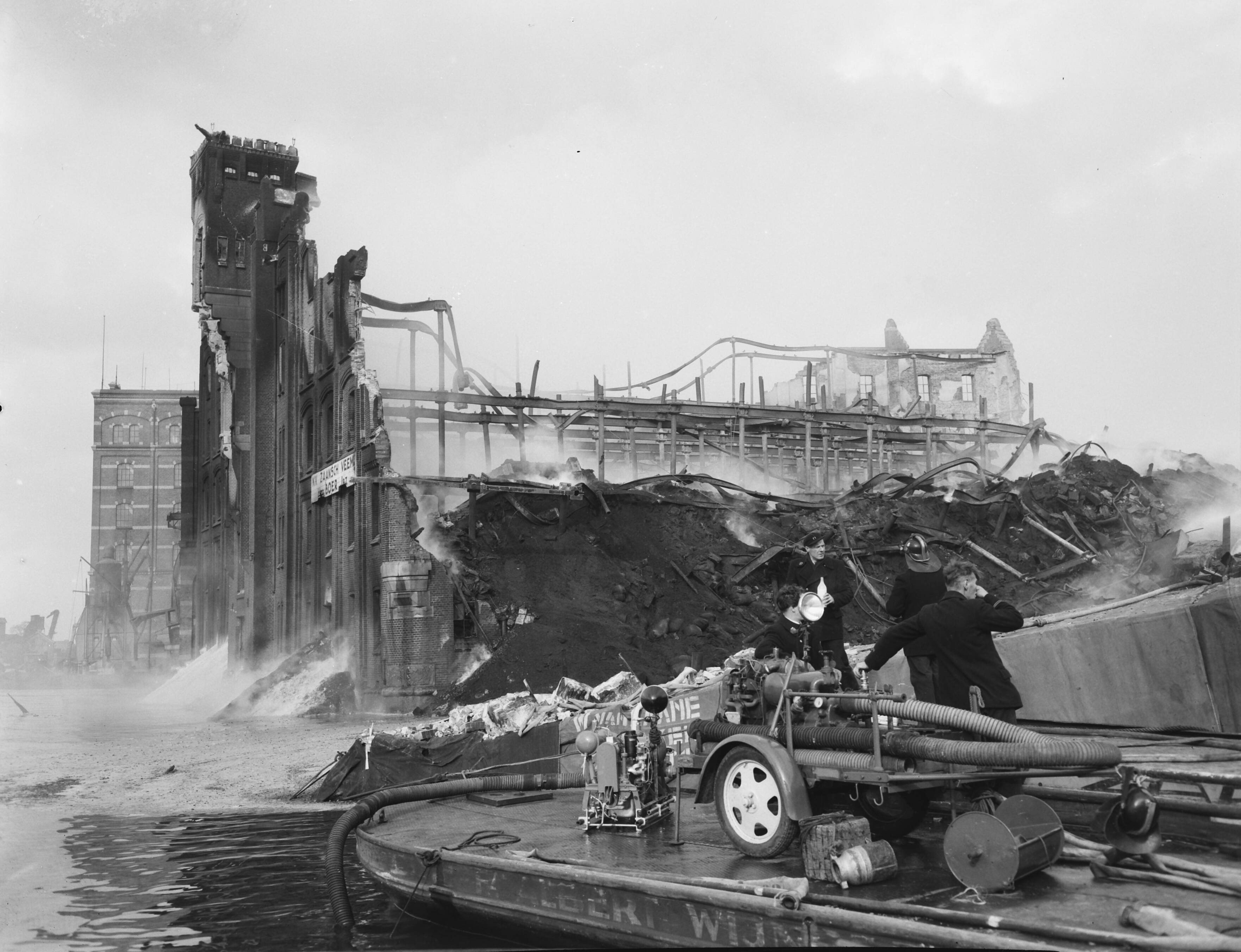 Fotocollectie Anefo — Grote pakhuisbrand (Zaans Veem) te Zaandam. Pakhuizen Czaar Peter en pand Nederland van Zaans Veem v.h. rijstpellerij Kamphuys — Foto: Noske, J.D. / Anefo. Licentie: Set B: Rechtenvrij / Publiek Domein. Bron: Nationaal Archief. http://hdl.handle.net/10648/a92b5a96-d0b4-102d-bcf8-003048976d84