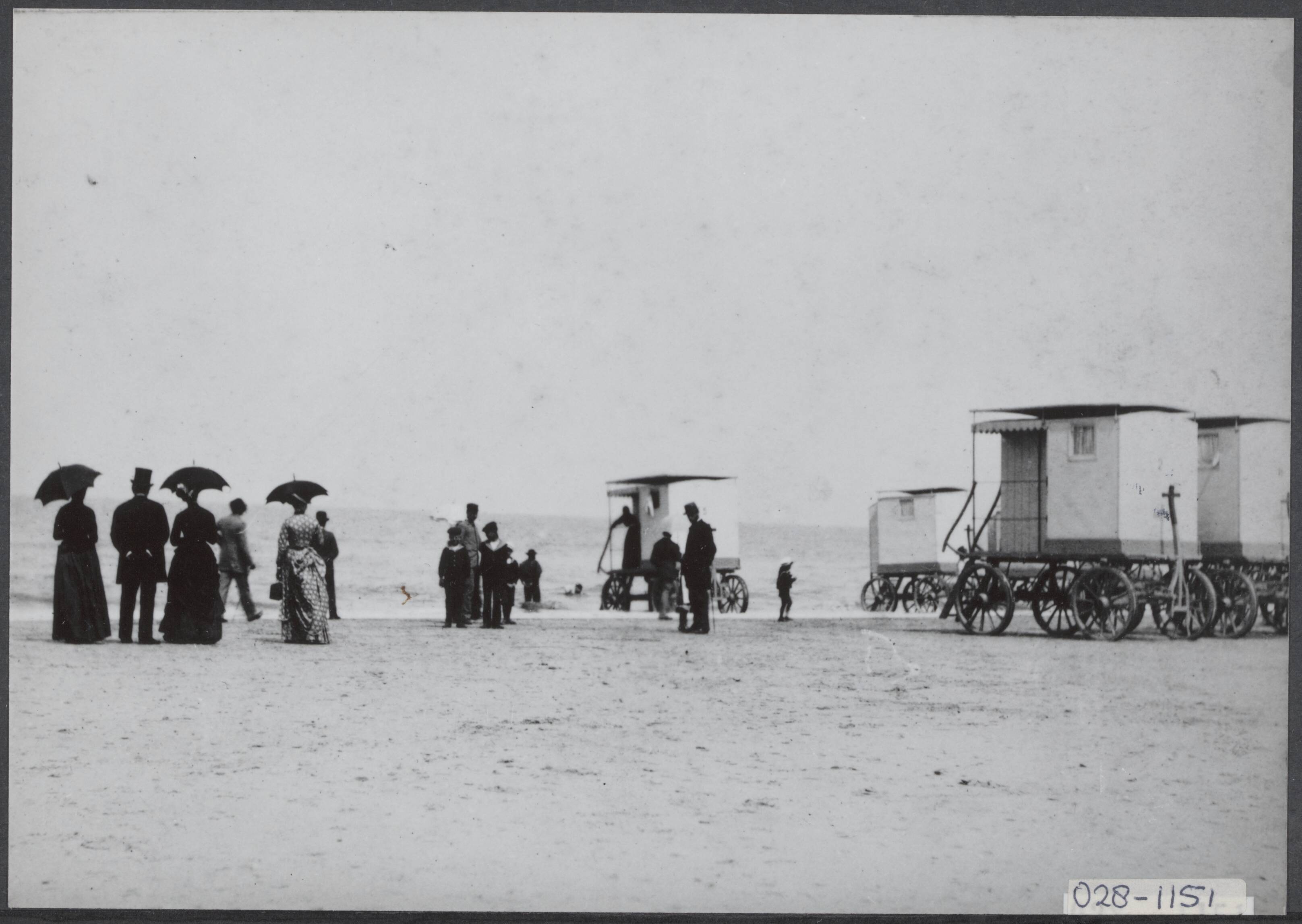 Fotocollectie Elsevier Binnenland — Scheveningen. Strand. Badkoetsjes voor dames — Foto: Onbekend / Publiek Domein of Rechtenvrij. Licentie: Set B: Rechtenvrij / Publiek Domein. Bron: Nationaal Archief. http://hdl.handle.net/10648/addfe9da-d0b4-102d-bcf8-003048976d84