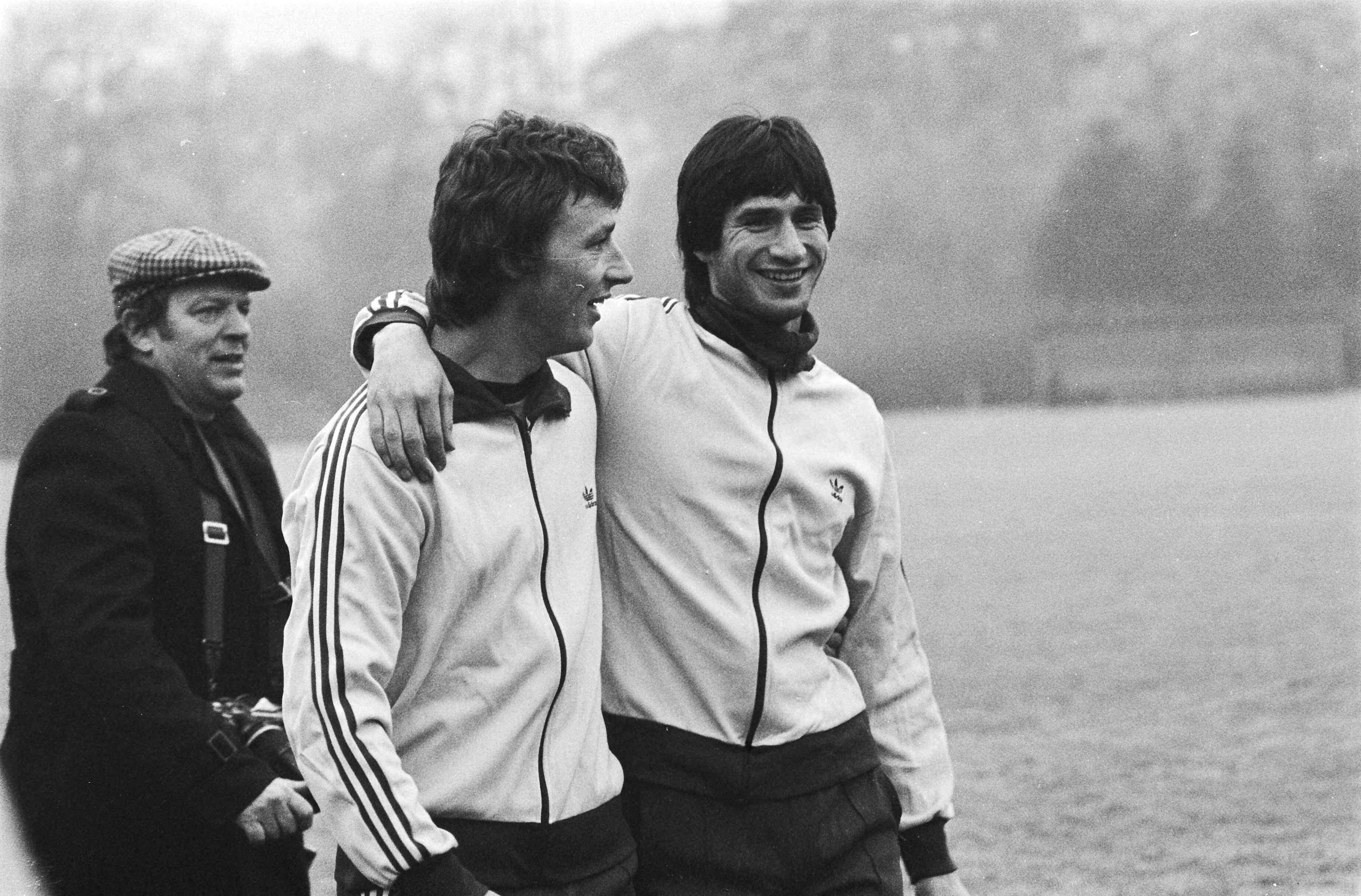 Fotocollectie Anefo — Training Nederlands elftal (Zeist); Brandts (l) en La Ling — Foto: Pereira, Fernando / Anefo. Licentie: Set B: Rechtenvrij / Publiek Domein. Bron: Nationaal Archief. http://hdl.handle.net/10648/acc19f08-d0b4-102d-bcf8-003048976d84