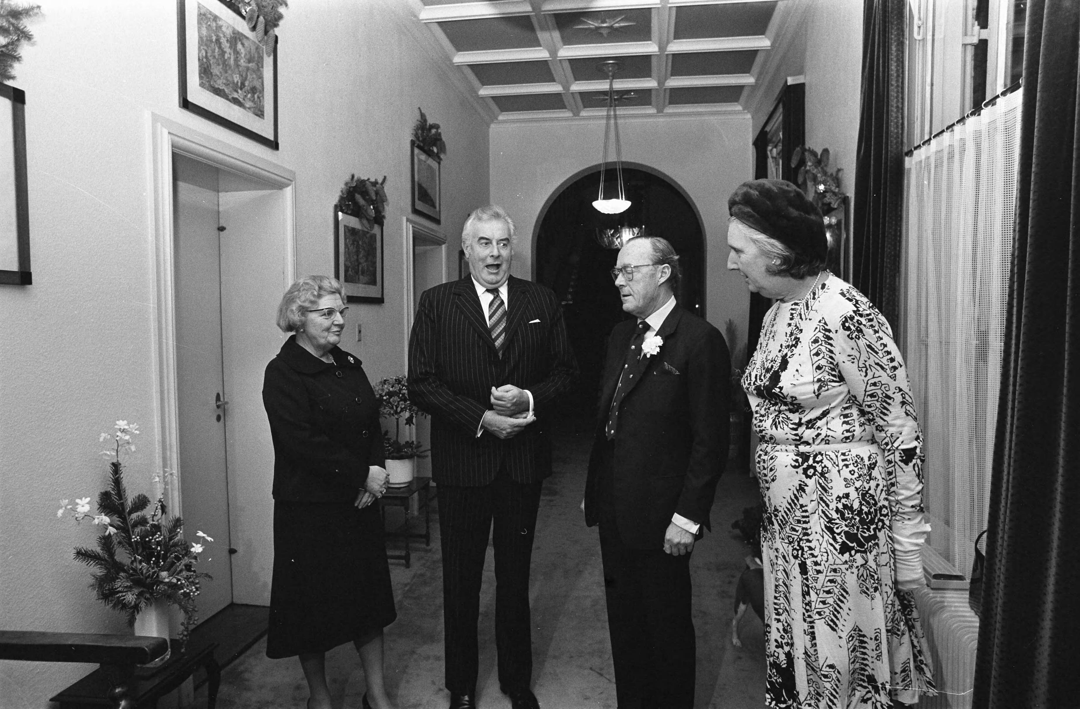 Fotocollectie Anefo — koningin Juliana en Prins Bernhard ontvangen premier Whitlam en vrouw op Soestdijk; v.l.n.r. HM, premier Whitlam , prins Bernhard en mevrouw Whitlam / — Foto: Mieremet, Rob / Anefo. Licentie: Set B: Rechtenvrij / Publiek Domein. Bron: Nationaal Archief. http://hdl.handle.net/10648/ac5e4ba6-d0b4-102d-bcf8-003048976d84