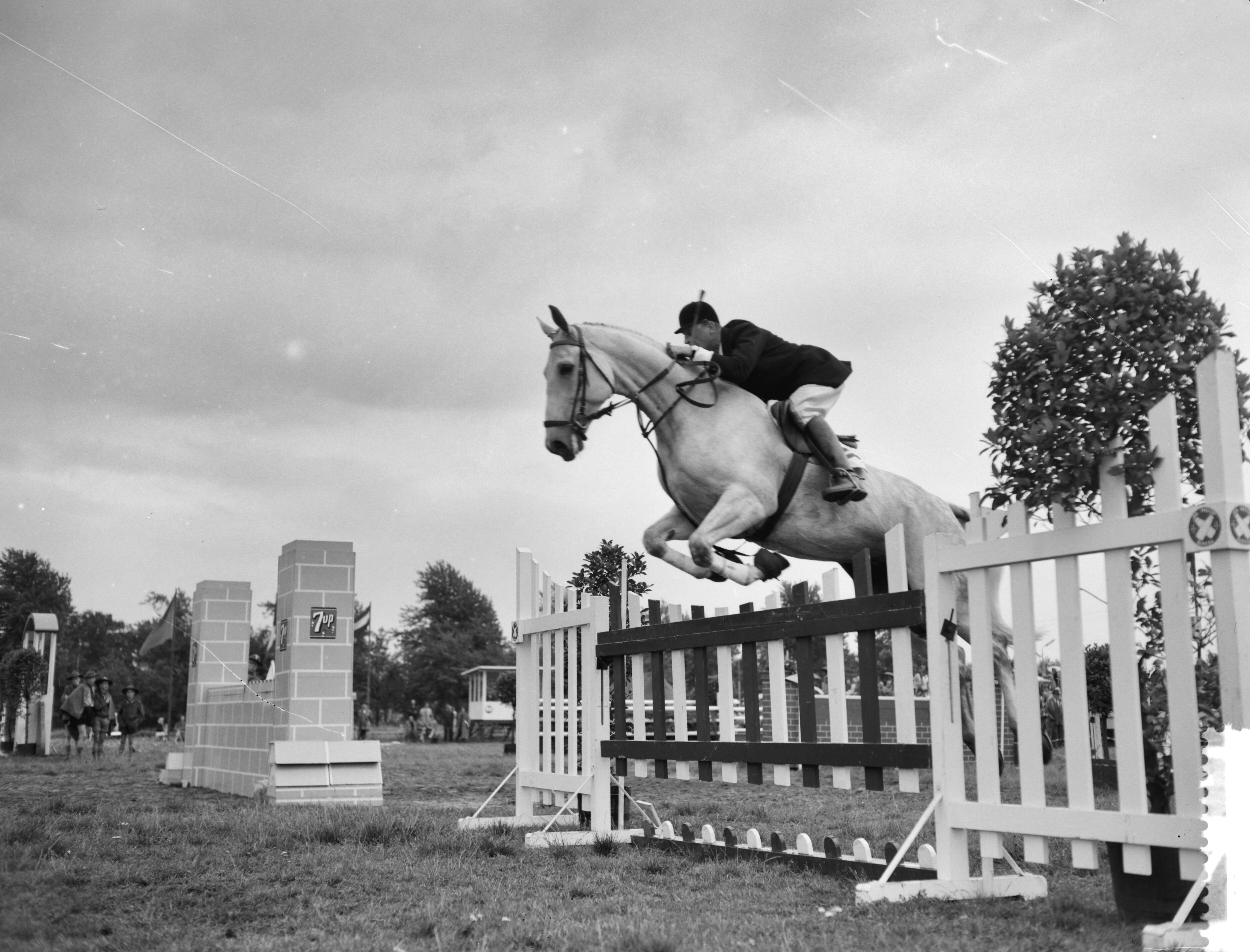 Fotocollectie Anefo — Concours Hippique te Breda — Foto: Rossem, Wim van / Anefo. Licentie: Set B: Rechtenvrij / Publiek Domein. Bron: Nationaal Archief. http://hdl.handle.net/10648/a9b5a174-d0b4-102d-bcf8-003048976d84