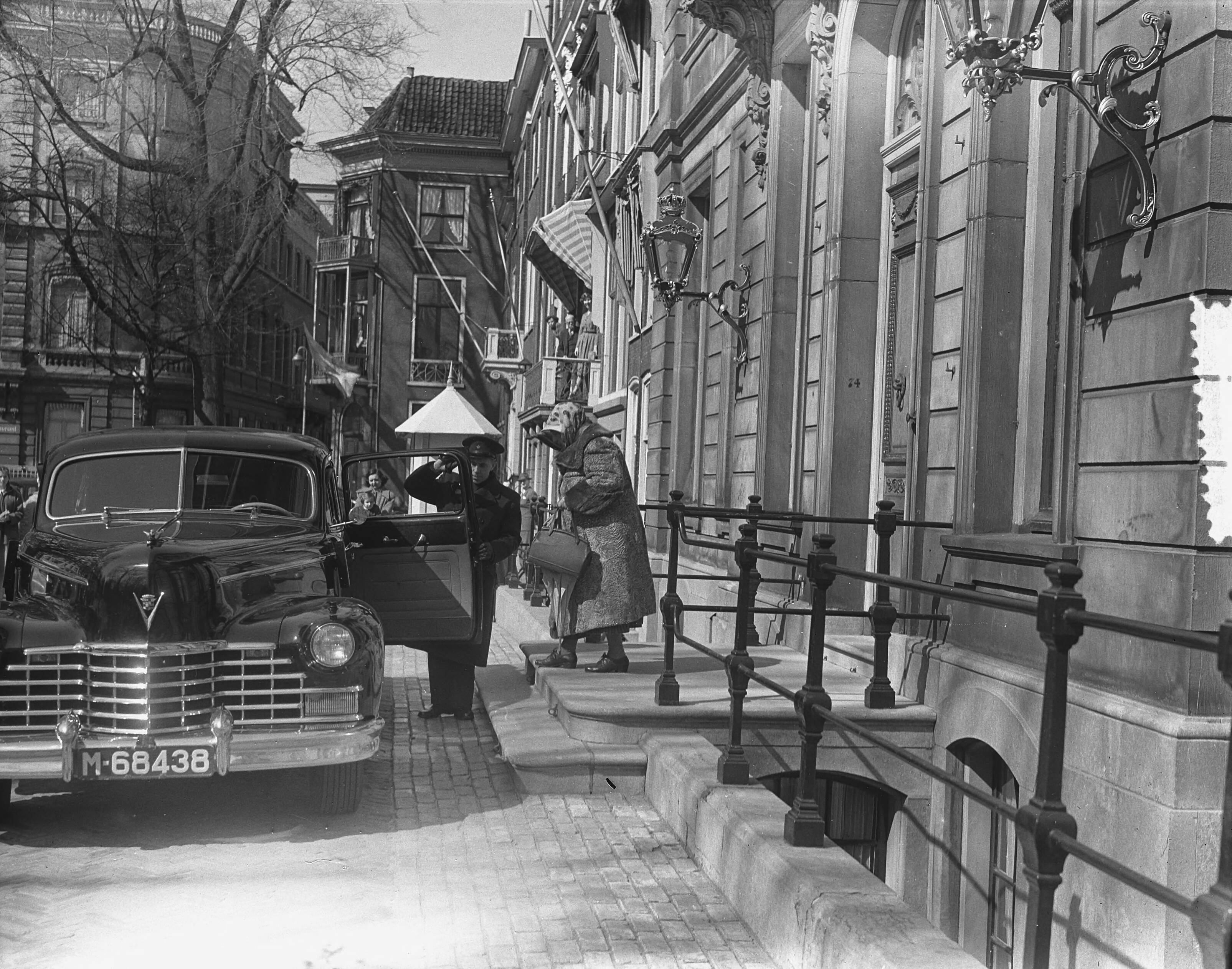 Fotocollectie Anefo — Koninklijk bezoek aan Den Haag. Prinses Wilhelmina verlaat paleis Lange Voorhout — Foto: Duinen, H. van / Anefo. Licentie: Set B: Rechtenvrij / Publiek Domein. Bron: Nationaal Archief. http://hdl.handle.net/10648/a90a0cec-d0b4-102d-bcf8-003048976d84