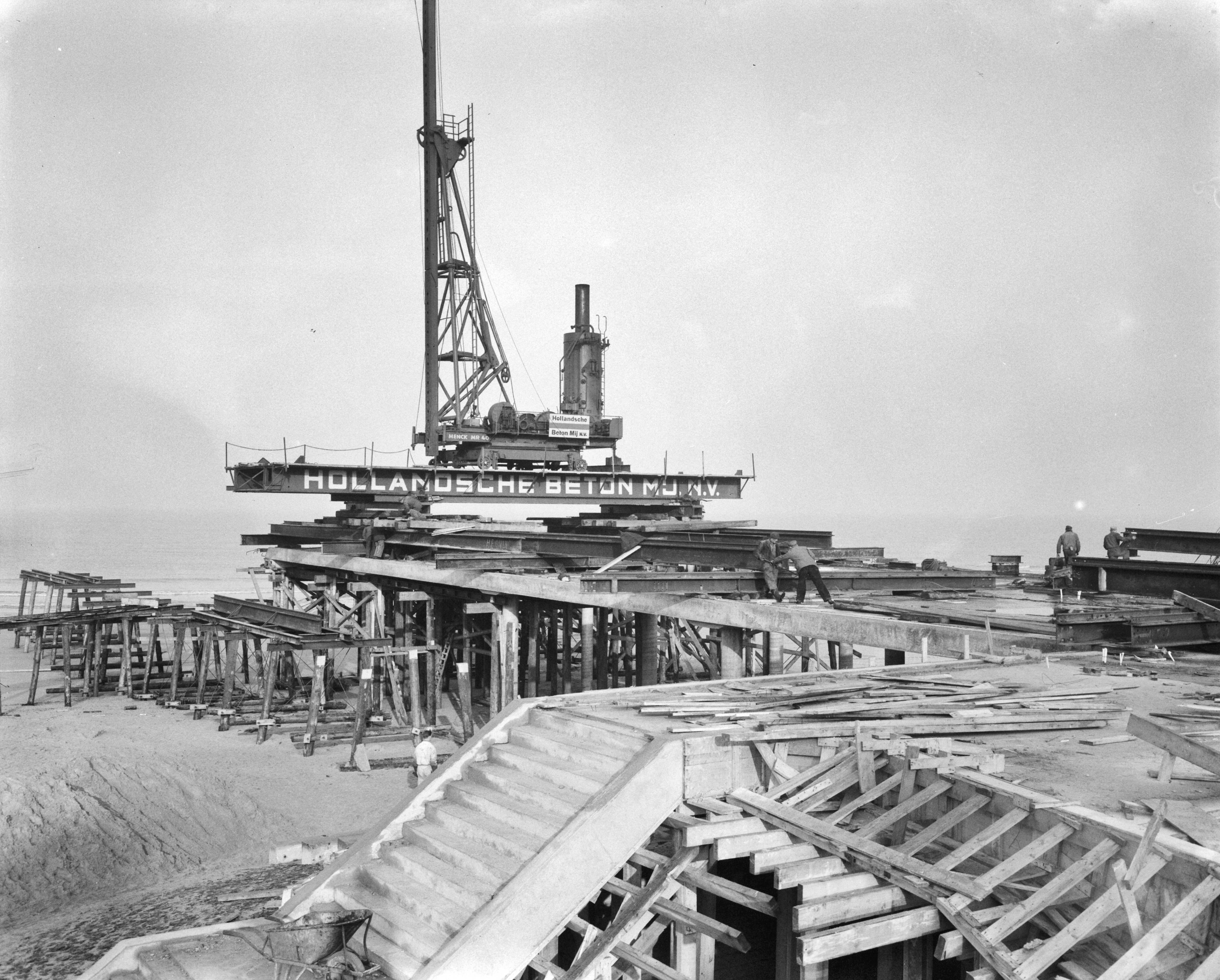 Fotocollectie Anefo — Werkzaamheden aan de nieuwe Pier te Scheveningen — Foto: Behrens, Herbert F. / Anefo. Licentie: Set B: Rechtenvrij / Publiek Domein. Bron: Nationaal Archief. http://hdl.handle.net/10648/a9a73012-d0b4-102d-bcf8-003048976d84