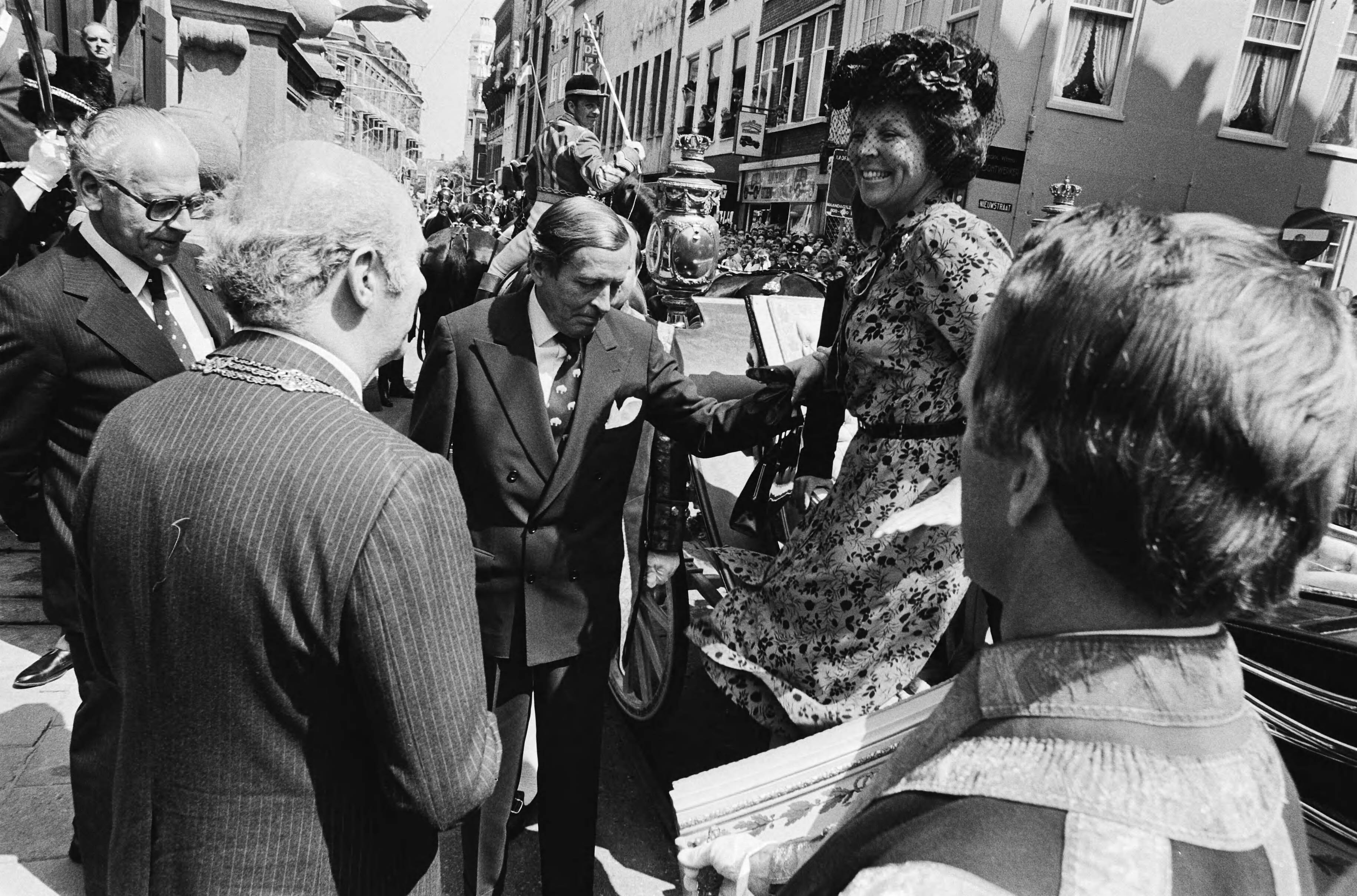 Fotocollectie Anefo — Intocht Koningin Beatrix in Den Haag in open caleche; Koninklijke familie in open caleche, uitstappen — Foto: Croes, Rob C. / Anefo. Licentie: Set B: Rechtenvrij / Publiek Domein. Bron: Nationaal Archief. http://hdl.handle.net/10648/ace0e5a2-d0b4-102d-bcf8-003048976d84