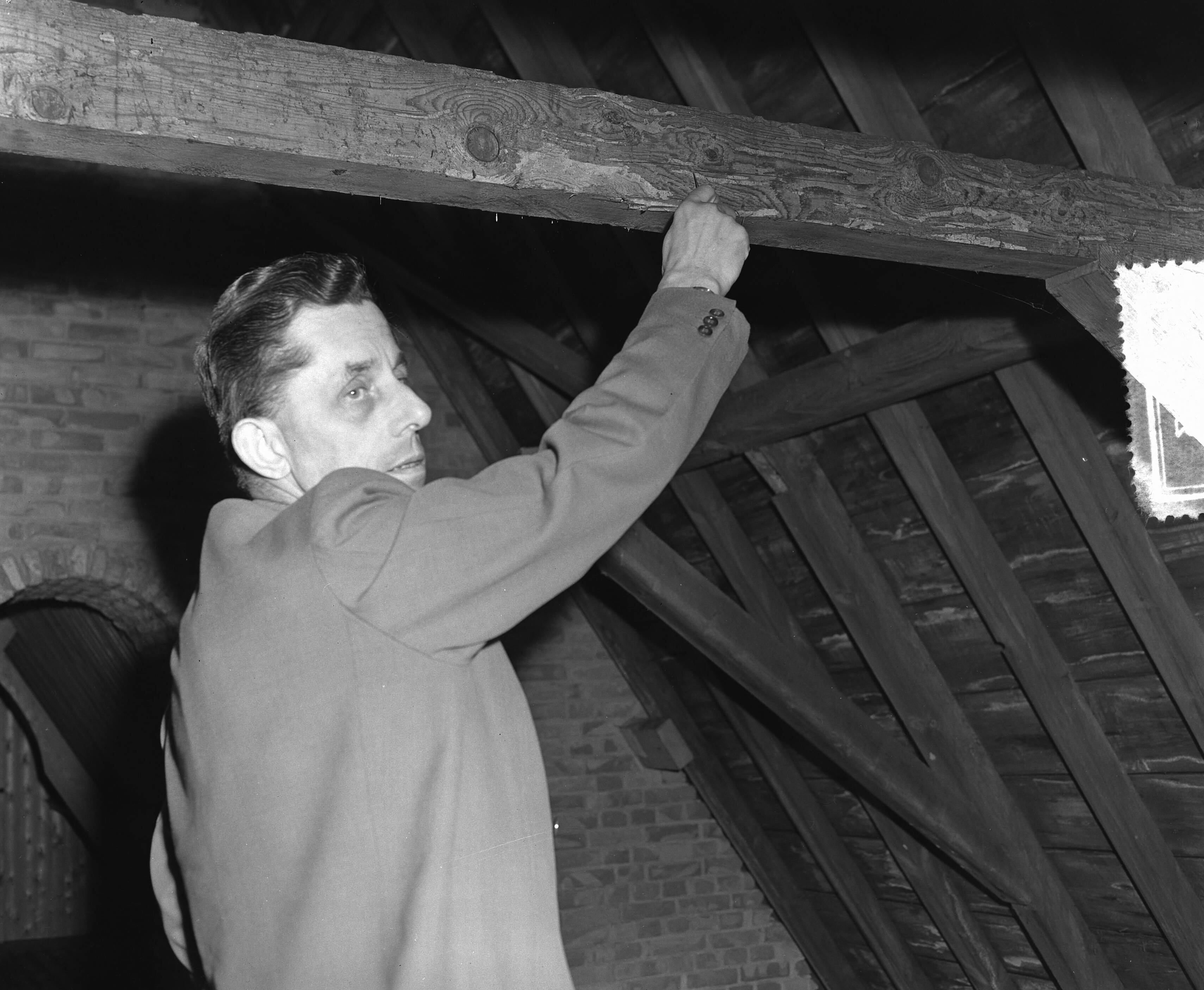 Fotocollectie Anefo — Kerk Blaricum, uitgassen van insecten — Foto: Rossem, Wim van / Anefo. Licentie: Set B: Rechtenvrij / Publiek Domein. Bron: Nationaal Archief. http://hdl.handle.net/10648/a92216d4-d0b4-102d-bcf8-003048976d84