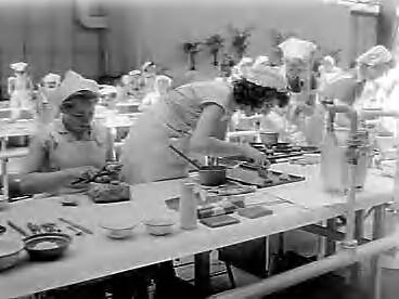 Fotocollectie Anefo — Nationale kookwedstrijd in de Houtrusthallen in Den Haag 250 Leerlingen West-Nederlandse huishoudscholen — Foto: Pot, Harry / Anefo. Licentie: Set B: Rechtenvrij / Publiek Domein. Bron: Nationaal Archief. http://hdl.handle.net/10648/a95fafe4-d0b4-102d-bcf8-003048976d84