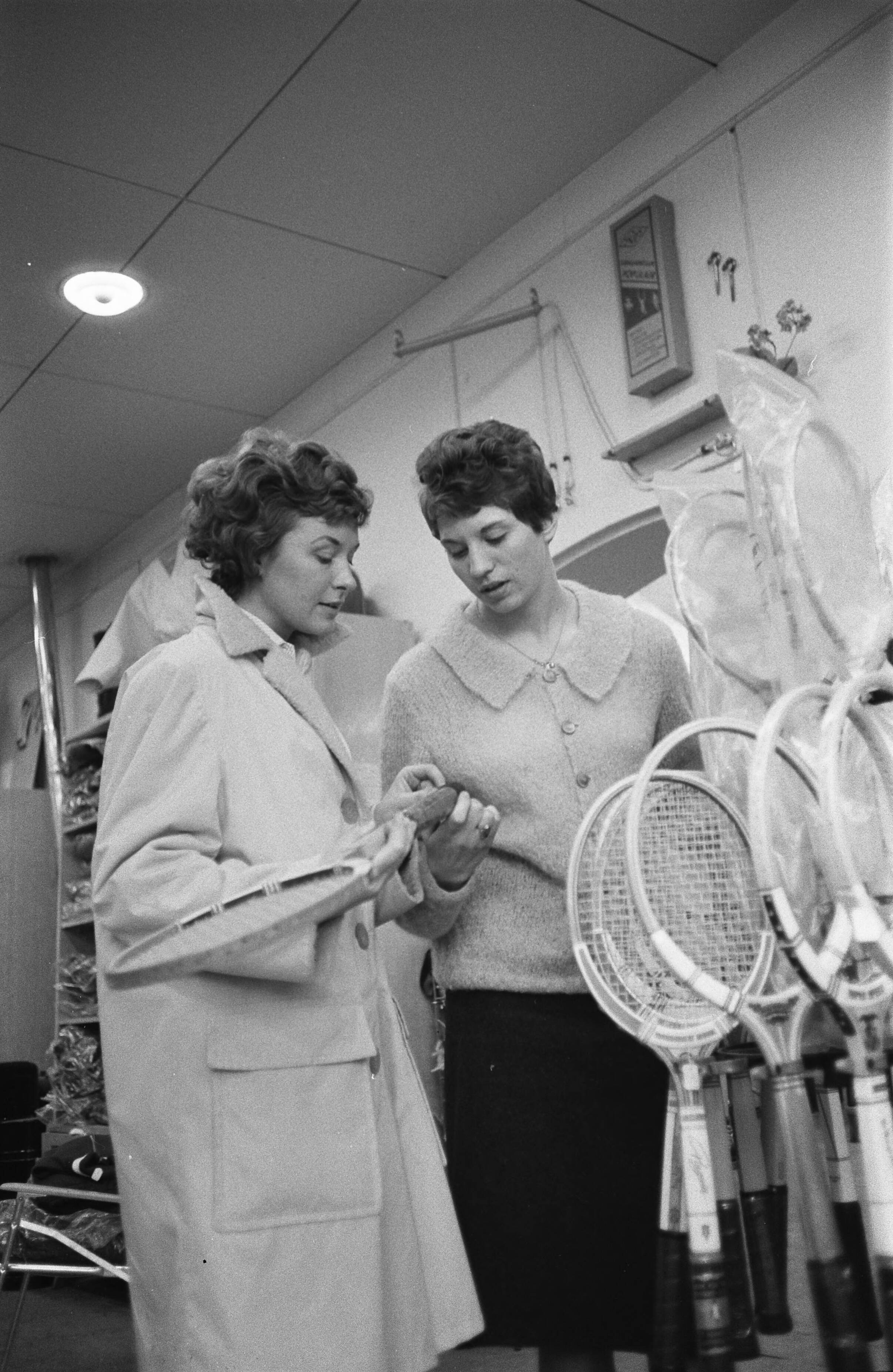Fotocollectie Anefo — Zwemkampioene Ria van Velsen als verkoopster in sportzaak te Den Haag — Foto: Pot, Harry / Anefo. Licentie: Set B: Rechtenvrij / Publiek Domein. Bron: Nationaal Archief. http://hdl.handle.net/10648/a9c12062-d0b4-102d-bcf8-003048976d84