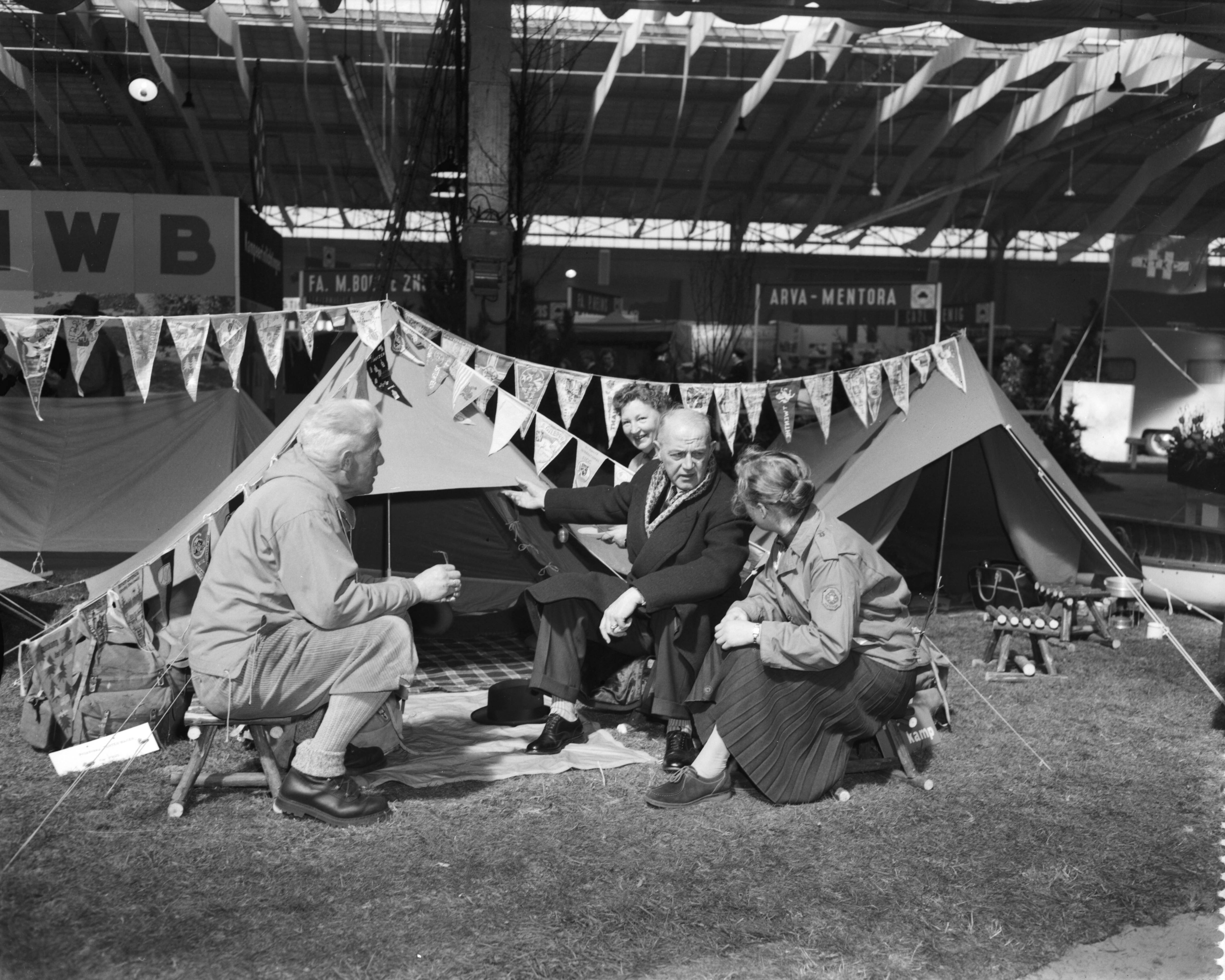 Fotocollectie Anefo — Opening tentoonstelling "Goed Kamp" in de Houtrusthallen te Den Haag door burgemeester mr. H. A. M. T. Kolfschoten — Foto: Behrens, Herbert F. / Anefo. Licentie: Set B: Rechtenvrij / Publiek Domein. Bron: Nationaal Archief. http://hdl.handle.net/10648/a97999f4-d0b4-102d-bcf8-003048976d84