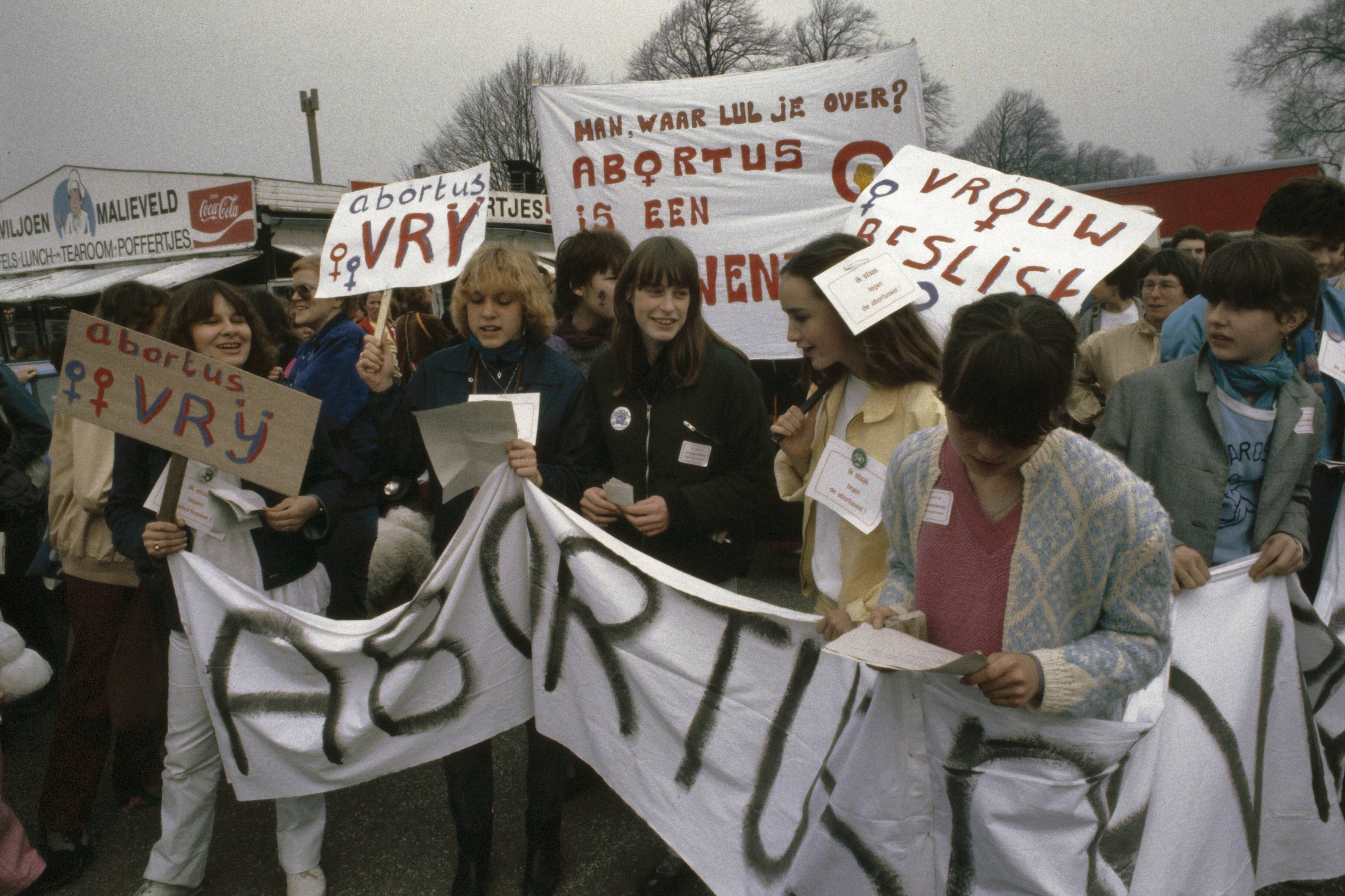 Fotocollectie Anefo — Landelijke vrouwenstakingsdag ( Den Haag ); demonstratie met borden en spandoeken onderweg in Den Haag — Foto: Dijk, Hans van / Anefo. Licentie: Set B: Rechtenvrij / Publiek Domein. Bron: Nationaal Archief. http://hdl.handle.net/10648/ad8a63e8-d0b4-102d-bcf8-003048976d84