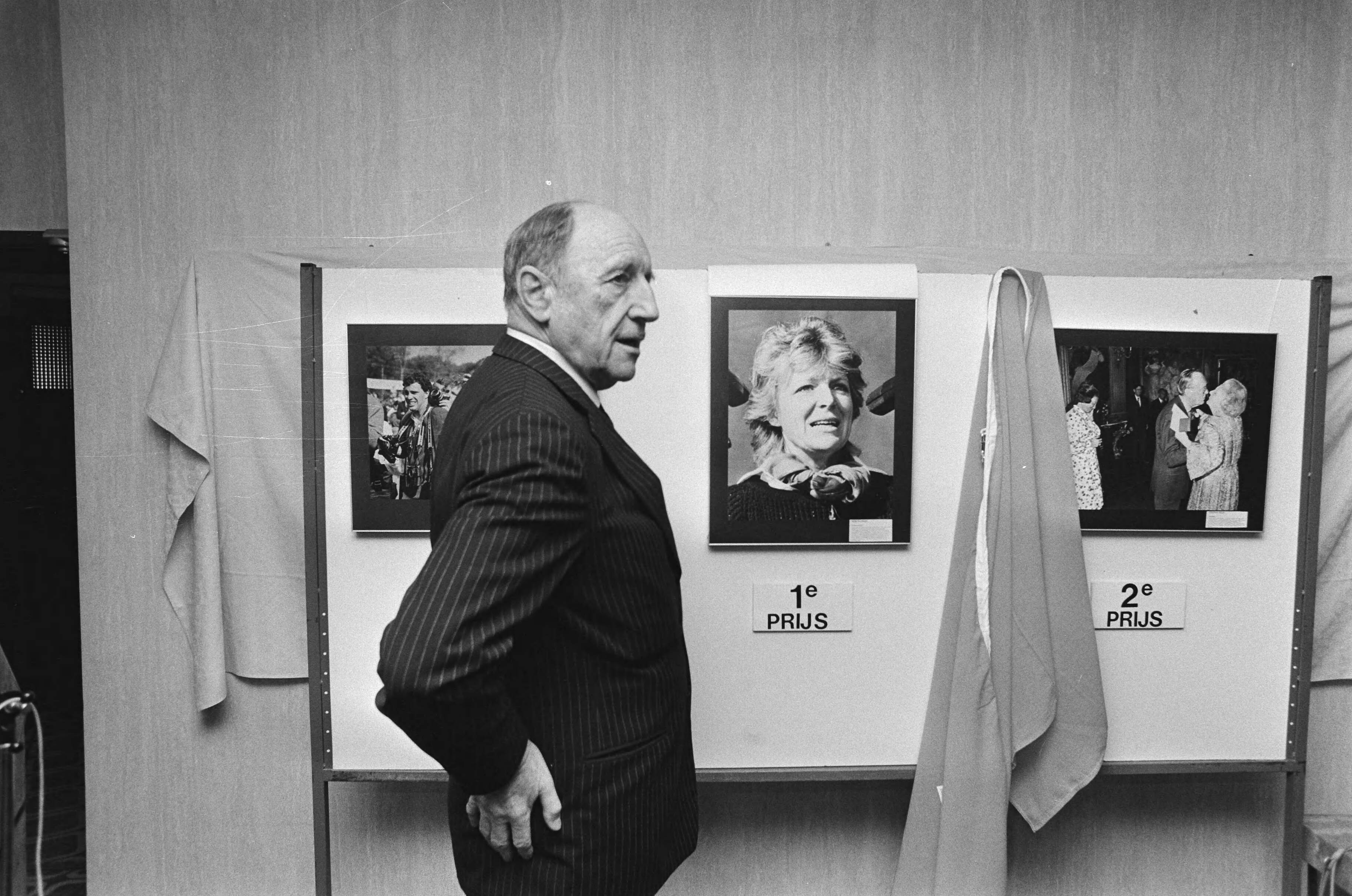 Fotocollectie Anefo — Mr. J. M. A. H. Luns heeft vandaag in Scheveningen het Oranje Wisselobejctief uitgereikt aan Anefo fotograaf Rob C. Croes — Foto: Bogaerts, Rob / Anefo. Licentie: Set B: Rechtenvrij / Publiek Domein. Bron: Nationaal Archief. http://hdl.handle.net/10648/ad3df9fe-d0b4-102d-bcf8-003048976d84