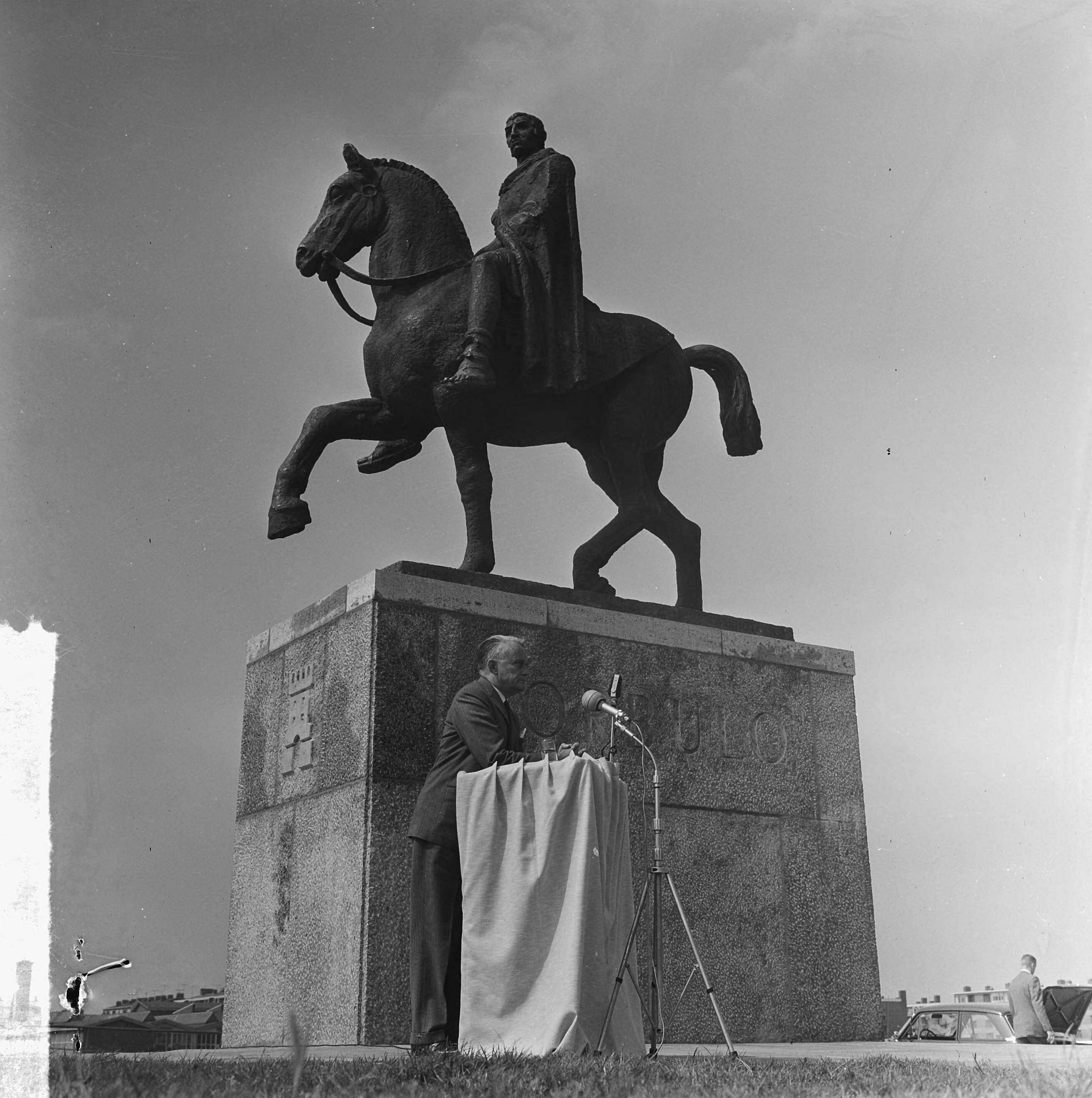 Fotocollectie Anefo — In Voorburg heeft de Commissaris van de Koningin in Zuid-Holland, mr. J. Klaasesz, een beeld onthuld van de beeldhouwer Albert Termote, voorstellend de oude Romeinse veldheer Corbulo, wiens naam nauw verbonden is met de geschiedenis van Voorburg. Toespraak van mr. Klaasesz — Foto: Koch, Eric / Anefo. Licentie: Set B: Rechtenvrij / Publiek Domein. Bron: Nationaal Archief. http://hdl.handle.net/10648/aa708156-d0b4-102d-bcf8-003048976d84