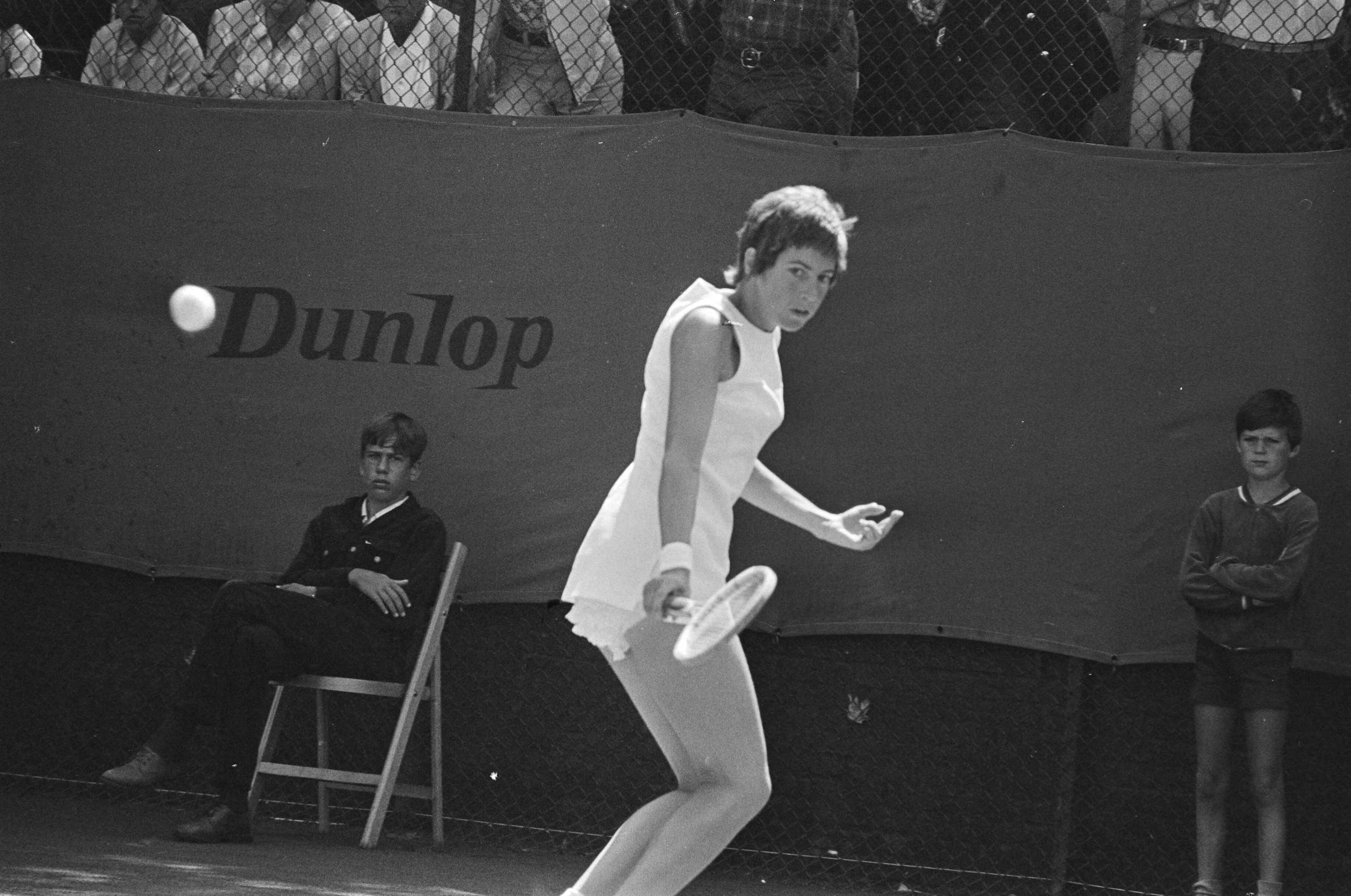 Fotocollectie Anefo — InInternationale tenniskampioenschappen te Hilversum, Christina Sandberg (Zweden) in actie in de finalewedstrijd tegen Evonne Goolagong — Foto: Punt, W. / Anefo. Licentie: Set B: Rechtenvrij / Publiek Domein. Bron: Nationaal Archief. http://hdl.handle.net/10648/abc87216-d0b4-102d-bcf8-003048976d84