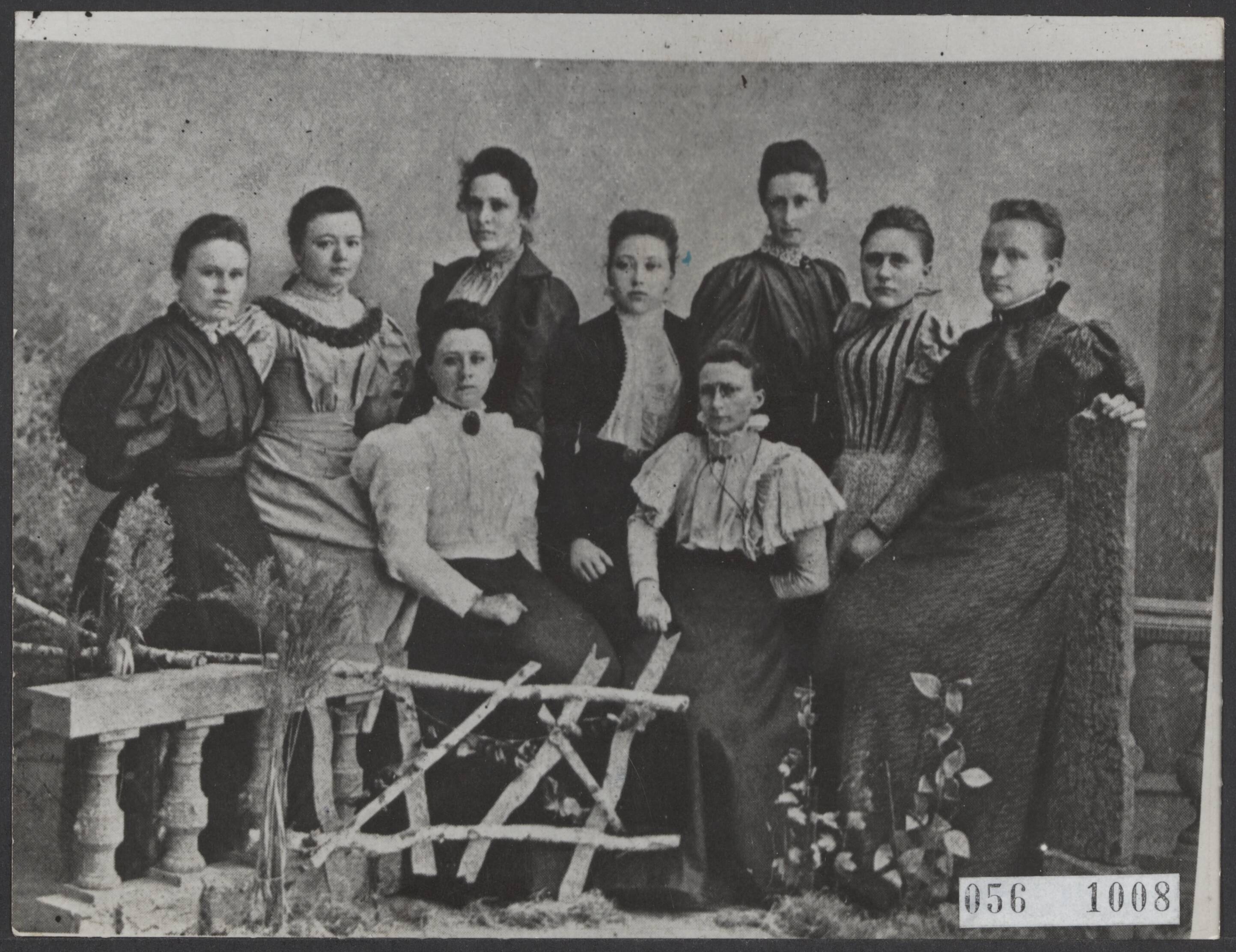Fotocollectie Elsevier Binnenland — Leden van de Dames Studenten Debating en wandelclub te Groningen in 1897 (voorloopster van "Magna Pete", de eerste aldaar in 1898 opgerichte vrouwelijke studentenvereniging) — Foto: Onbekend / Publiek Domein of Rechtenvrij. Licentie: Set B: Rechtenvrij / Publiek Domein. Bron: Nationaal Archief. http://hdl.handle.net/10648/ae0937fe-d0b4-102d-bcf8-003048976d84