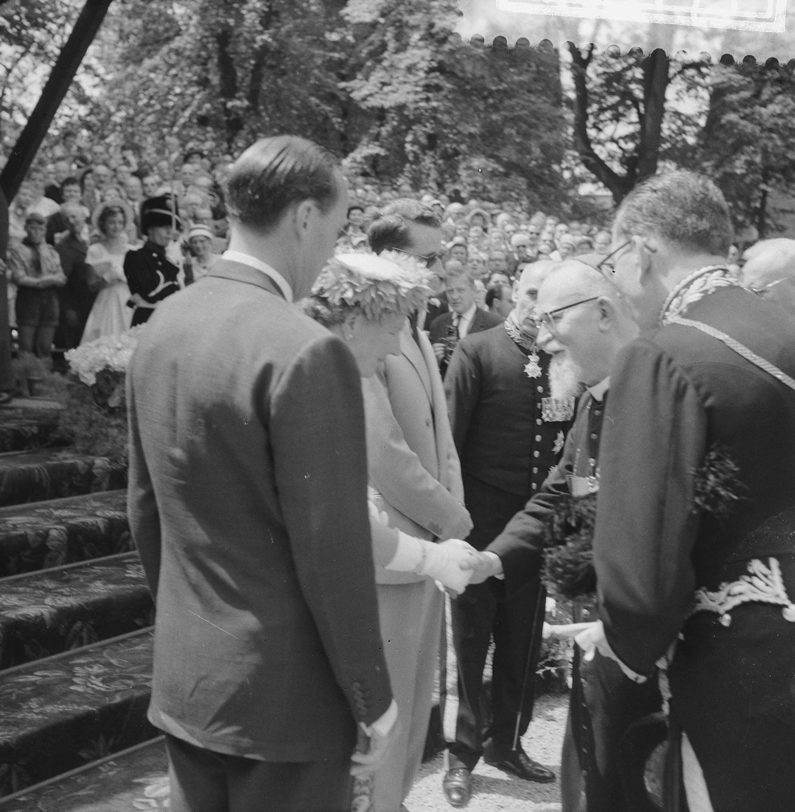 Staatsbezoek koning Boudewijn 1959 — Vierde dag van het bezoek van koning Boudewijn. Bezoek aan Maastricht en omgeving — Foto: Noske, J.D. / Anefo. Licentie: Set B: Rechtenvrij / Publiek Domein. Bron: Nationaal Archief. http://hdl.handle.net/10648/a998b9b0-d0b4-102d-bcf8-003048976d84