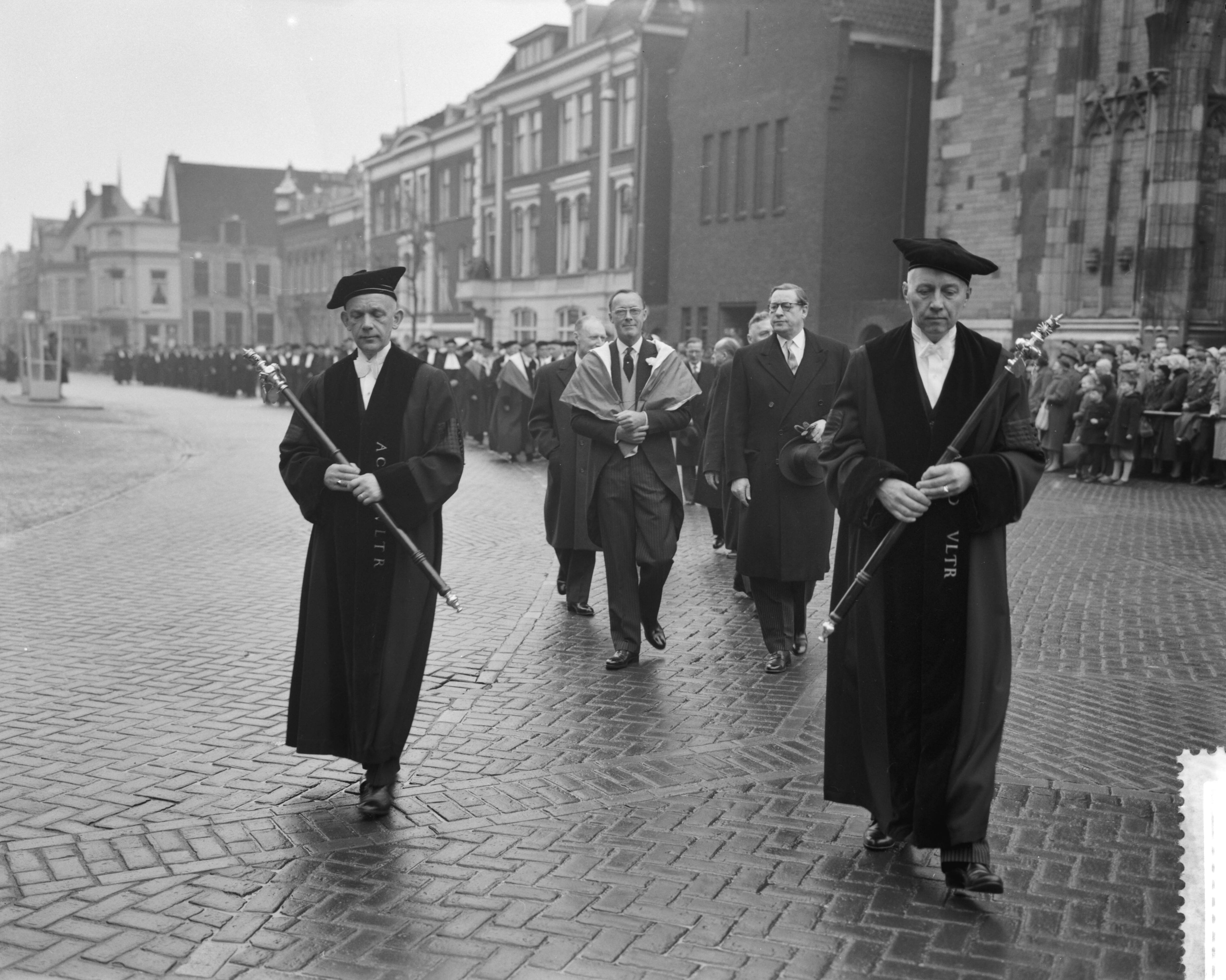 Fotocollectie Anefo — Diesviering van de Rijksuniversiteit te Utrecht, Prins Bernhard in de stoet van hoogleraren naar de Domkerk, naast de prins de Commissaris der Koningin in Utrecht, C.Th.E. graaf van Lynden van Sandenburg — Foto: Rossem, Wim van / Anefo. Licentie: Set B: Rechtenvrij / Publiek Domein. Bron: Nationaal Archief. http://hdl.handle.net/10648/a9aaf346-d0b4-102d-bcf8-003048976d84
