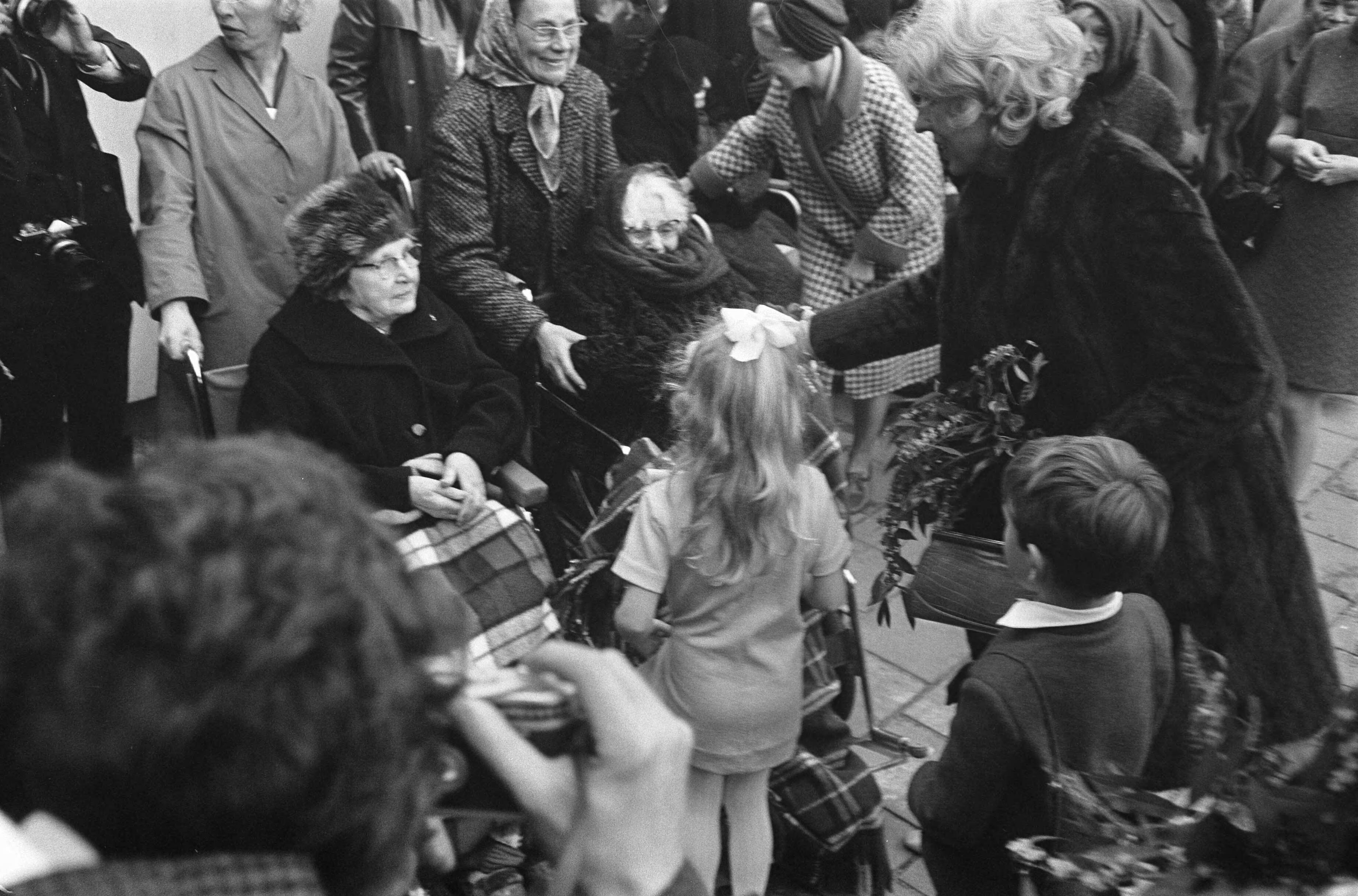Fotocollectie Anefo — Koningin Juliana en Claude Pompidou-Cahour bezoeken de Waalse school in Mariahoeve, Den Haag — Foto: Koch, Eric / Anefo. Licentie: Set B: Rechtenvrij / Publiek Domein. Bron: Nationaal Archief. http://hdl.handle.net/10648/ab845d10-d0b4-102d-bcf8-003048976d84