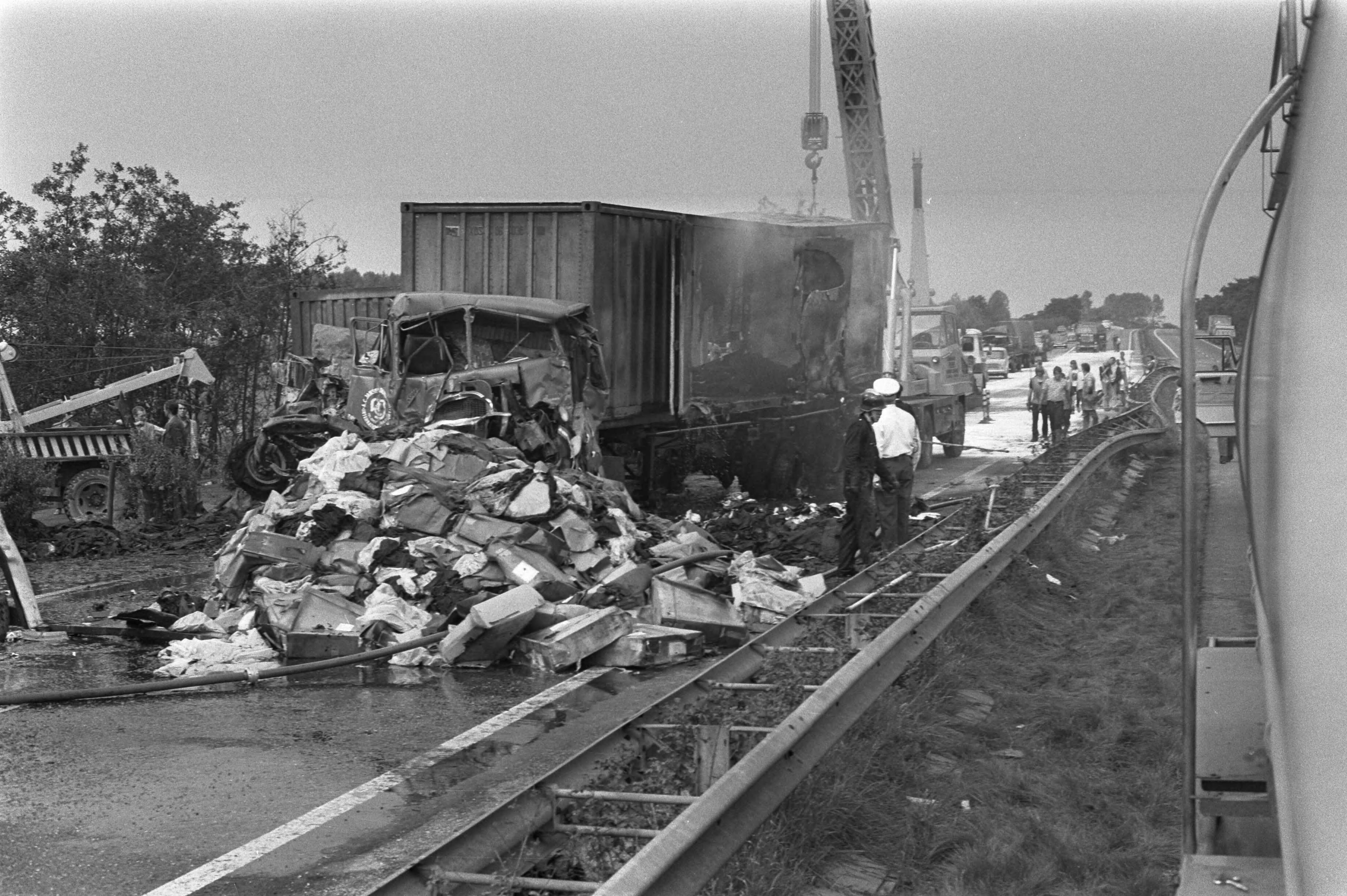 Fotocollectie Anefo — Verkeersramp (13 doden) op weg Rotterdam naar Breda bij Prinsenbeek — Foto: Mieremet, Rob / Anefo. Licentie: Set B: Rechtenvrij / Publiek Domein. Bron: Nationaal Archief. http://hdl.handle.net/10648/abf38a14-d0b4-102d-bcf8-003048976d84