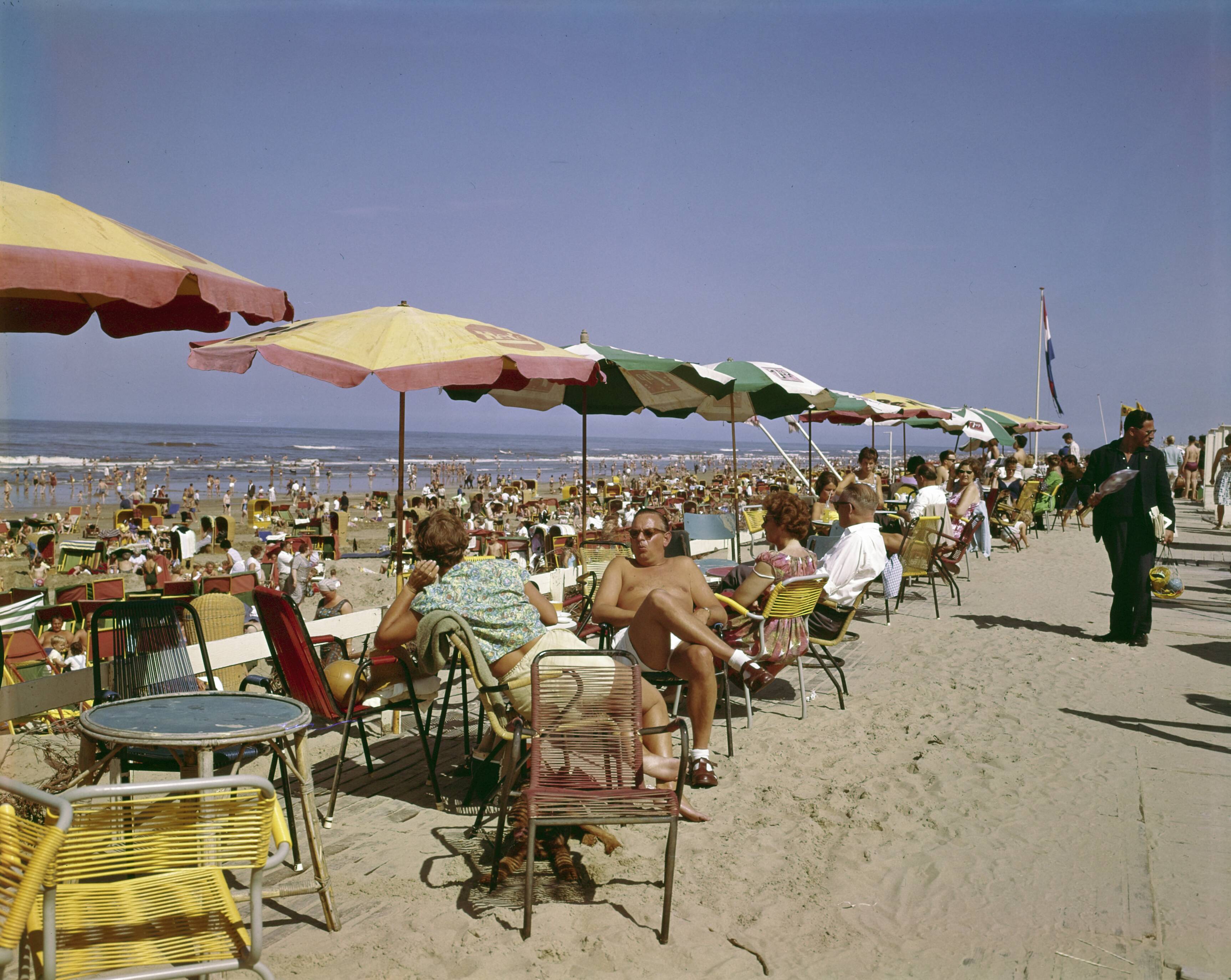 Fotocollectie Anefo — [Strand van Zandvoort] — Foto: Fotograaf Onbekend / Anefo. Licentie: Set B: Rechtenvrij / Publiek Domein. Bron: Nationaal Archief. http://hdl.handle.net/10648/ad8c2c64-d0b4-102d-bcf8-003048976d84