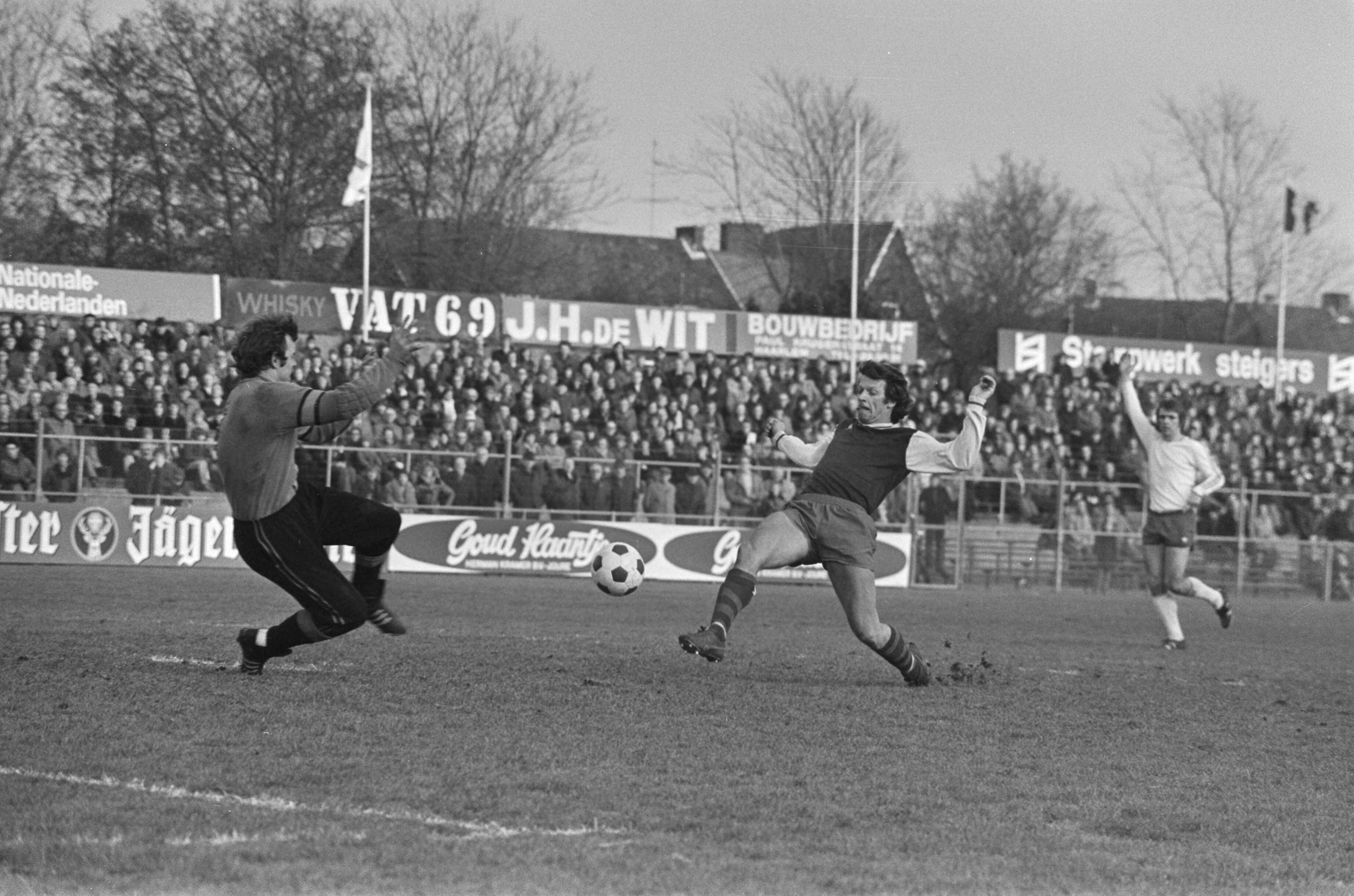 Fotocollectie Anefo — Haarlem tegen FC Groningen 3-0; Wentink lost schot op doel — Foto: Bogaerts, Rob / Anefo. Licentie: Set B: Rechtenvrij / Publiek Domein. Bron: Nationaal Archief. http://hdl.handle.net/10648/ac7d4056-d0b4-102d-bcf8-003048976d84