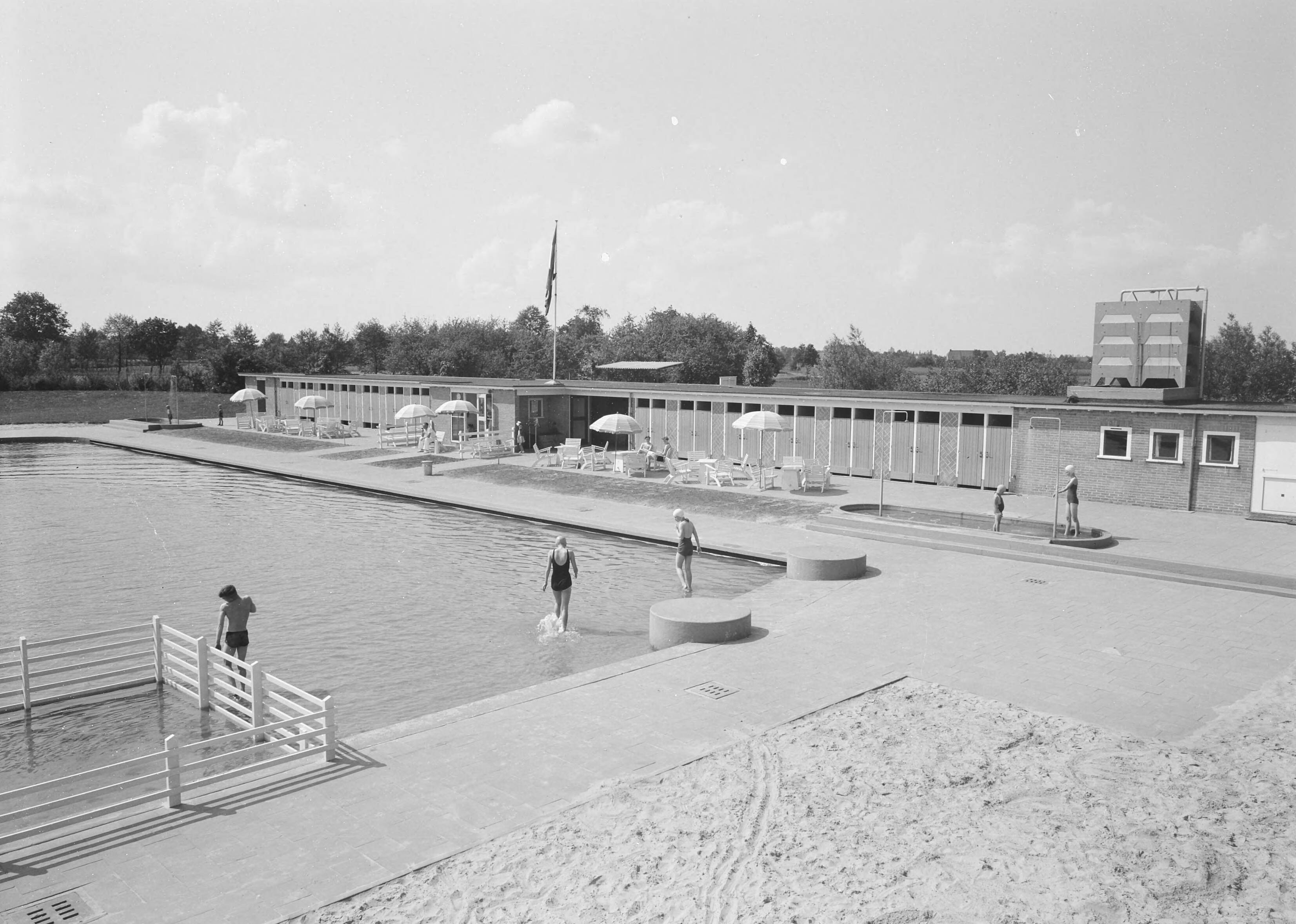 Fotocollectie Nederlandse Heidemaatschappij — Zwembad te Vlagtwedde — Foto: Nijhof, [...] / Heidemij. Licentie: Set B: Rechtenvrij / Publiek Domein. Bron: Nationaal Archief. http://hdl.handle.net/10648/ae785f12-d0b4-102d-bcf8-003048976d84