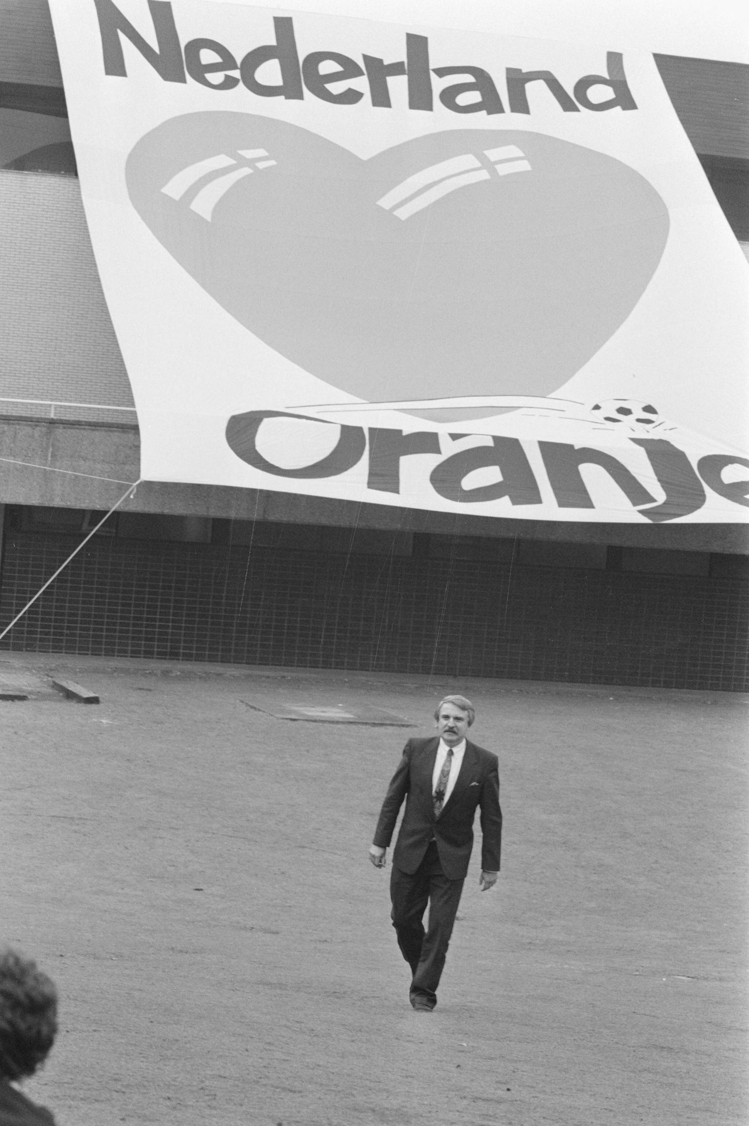 Fotocollectie Anefo — Zeist, persconferentie KNVB i.v.m. campagne tegen voetbalvandalisme (met oog op EK West Duitsland ) — Foto: Bogaerts, Rob / Anefo. Licentie: Set B: Rechtenvrij / Publiek Domein. Bron: Nationaal Archief. http://hdl.handle.net/10648/ad689a7e-d0b4-102d-bcf8-003048976d84