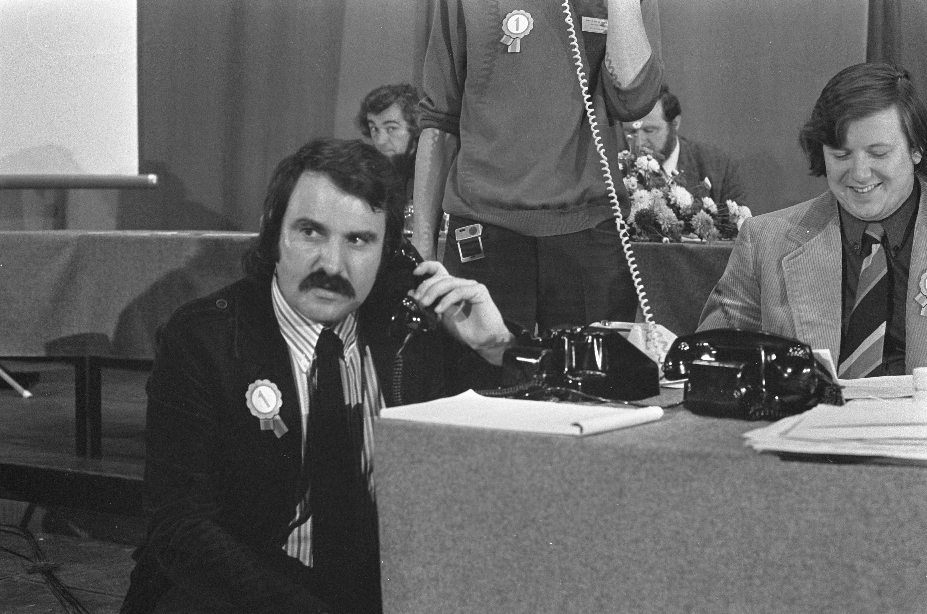 Fotocollectie Anefo — PvdA-congres in Den Haag , Van der Louw aan telefoon — Foto: Verhoeff, Bert / Anefo. Licentie: Set B: Rechtenvrij / Publiek Domein. Bron: Nationaal Archief. http://hdl.handle.net/10648/abf86d0e-d0b4-102d-bcf8-003048976d84