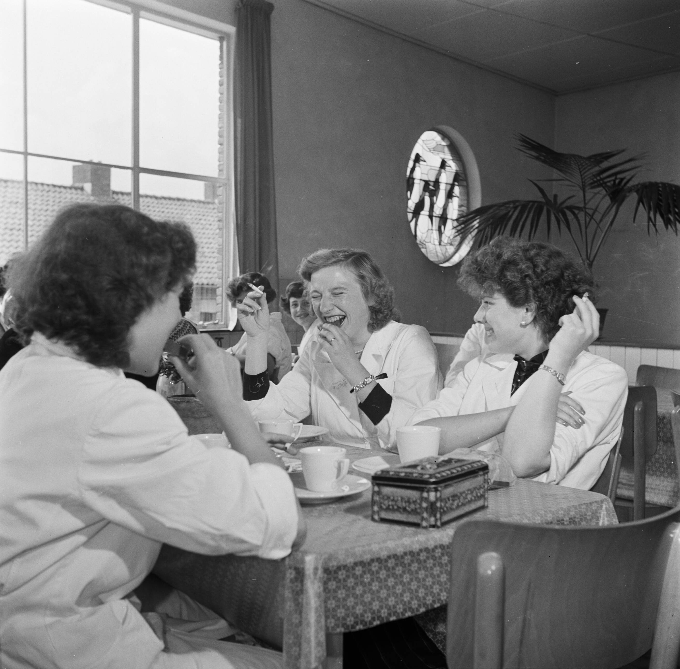 Reportage Kerko Haarlem — De kantine van Kerko — Foto: Poll, Willem van de. Licentie: Set B: Rechtenvrij / Publiek Domein. Bron: Nationaal Archief. http://hdl.handle.net/10648/aecbd73c-d0b4-102d-bcf8-003048976d84