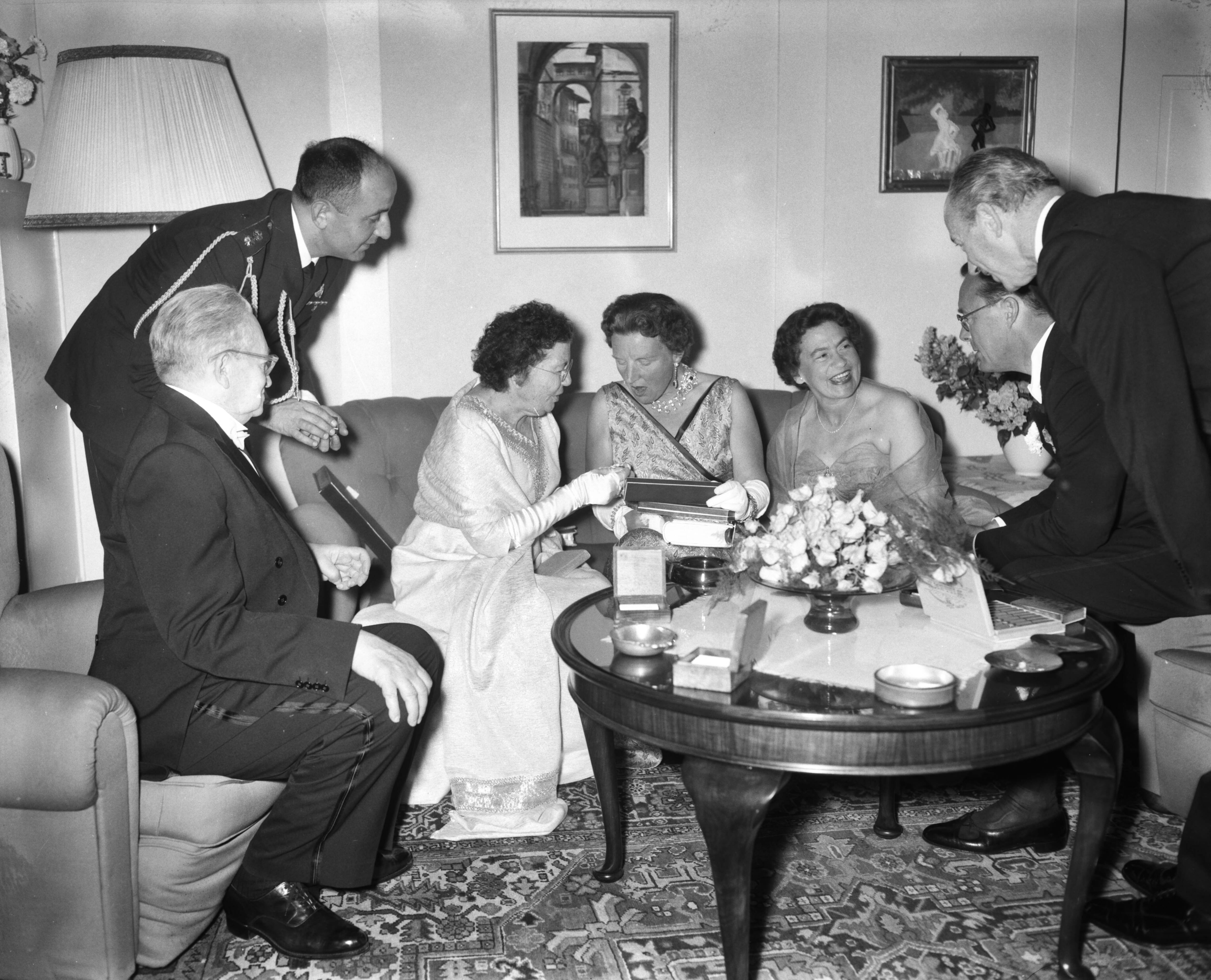 Fotocollectie Anefo — Diner aangeboden door de president van Israël, Yitzhak Ben-Zvi, aan het koninklijk paar in de ambassade van Israël in Den Haag — Foto: Pot, Harry / Anefo. Licentie: Set B: Rechtenvrij / Publiek Domein. Bron: Nationaal Archief. http://hdl.handle.net/10648/a9809d4e-d0b4-102d-bcf8-003048976d84