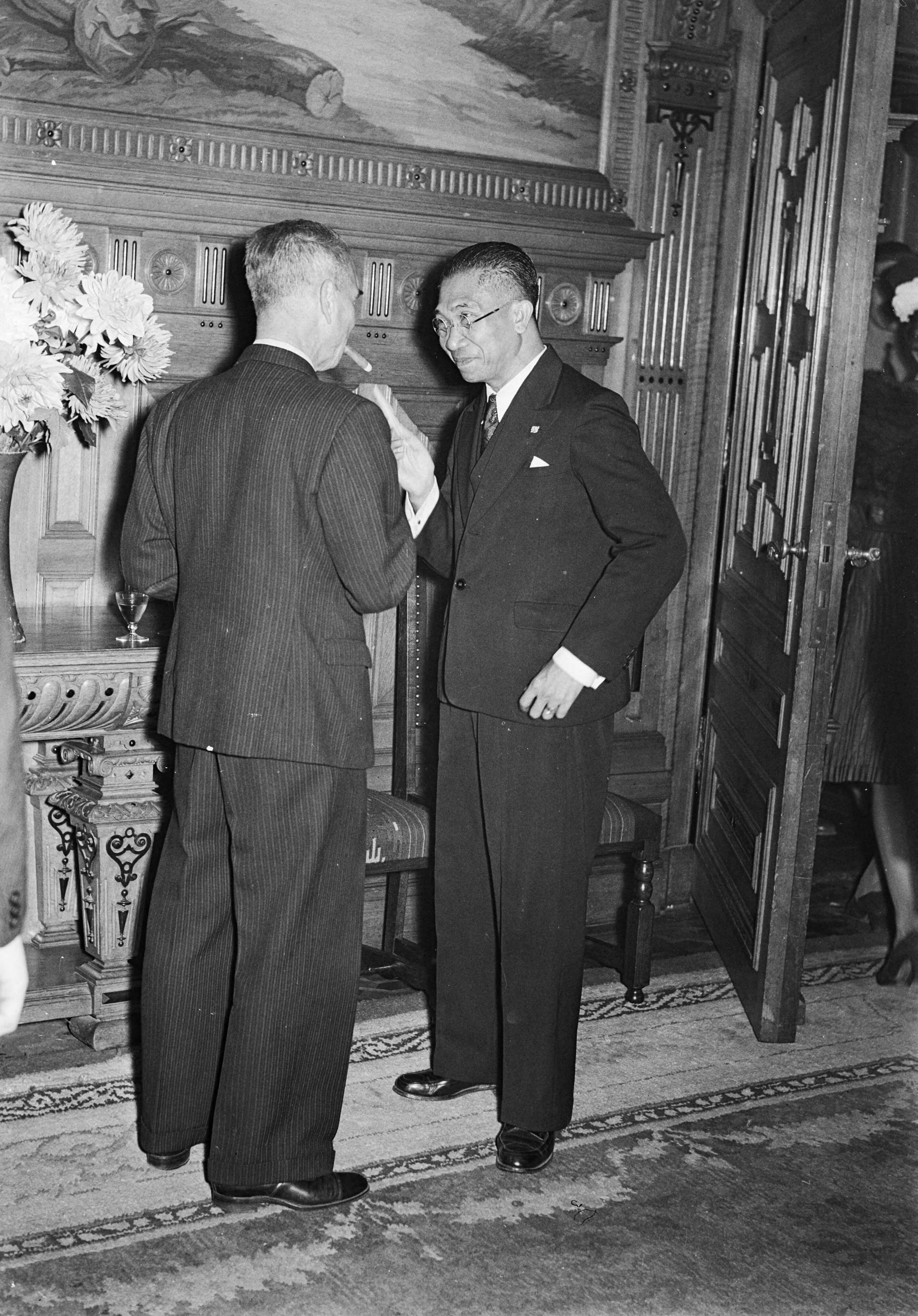 Fotocollectie Anefo — Cocktailparty op Kasteel Oud-Wassenaar t.g.v. bezoek president van Oost-Indonesië Tjokorda Gde Rake Sukawati (rechts) — Foto: Sagers, Harry / Anefo. Licentie: Set B: Rechtenvrij / Publiek Domein. Bron: Nationaal Archief. http://hdl.handle.net/10648/a8acfae8-d0b4-102d-bcf8-003048976d84