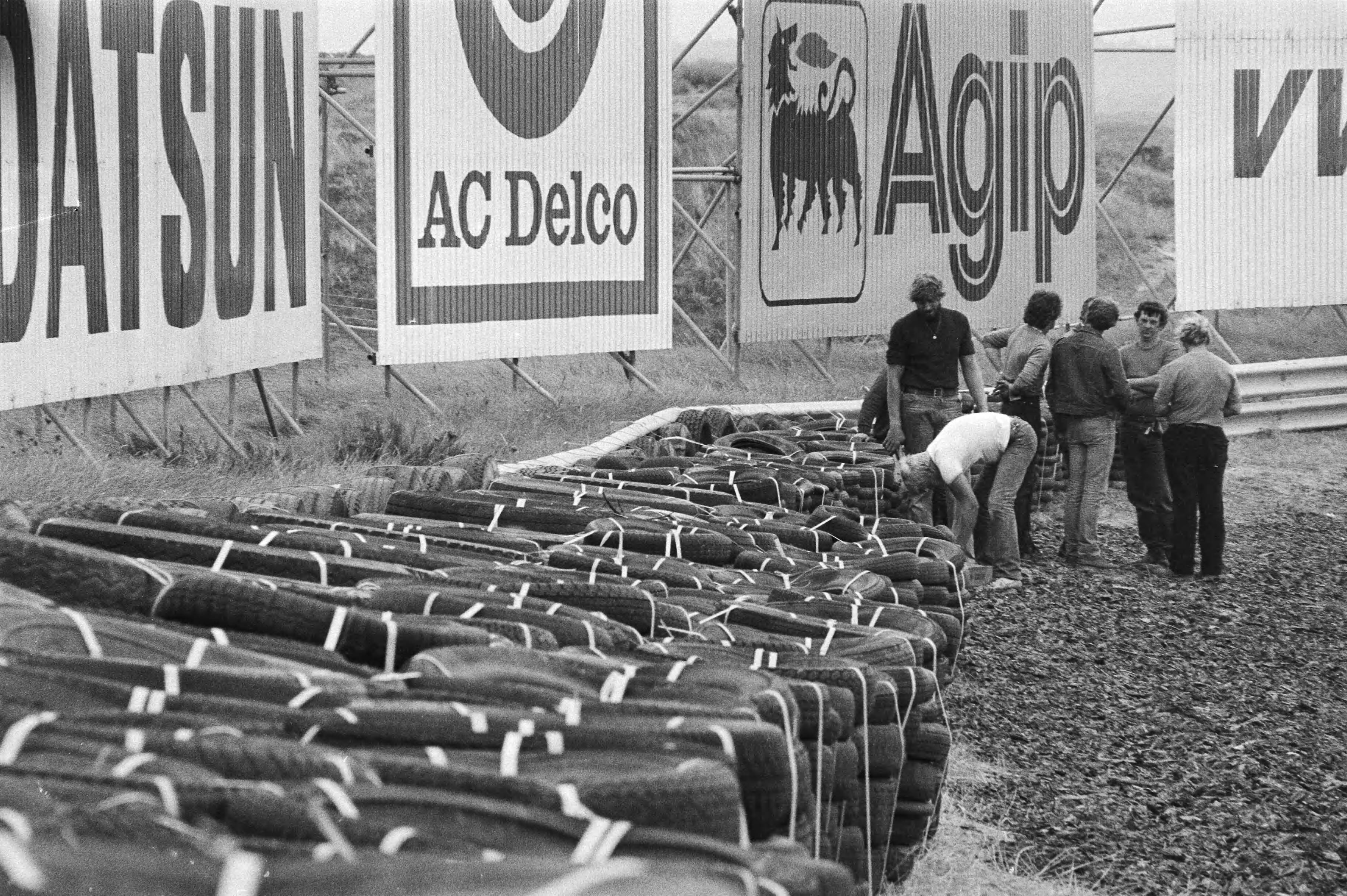 Training Grand Prix — "Vangrail" van oude autobanden in Tarzanbocht — Foto: Dijk, Hans van / Anefo. Licentie: Set B: Rechtenvrij / Publiek Domein. Bron: Nationaal Archief. http://hdl.handle.net/10648/ace6812e-d0b4-102d-bcf8-003048976d84