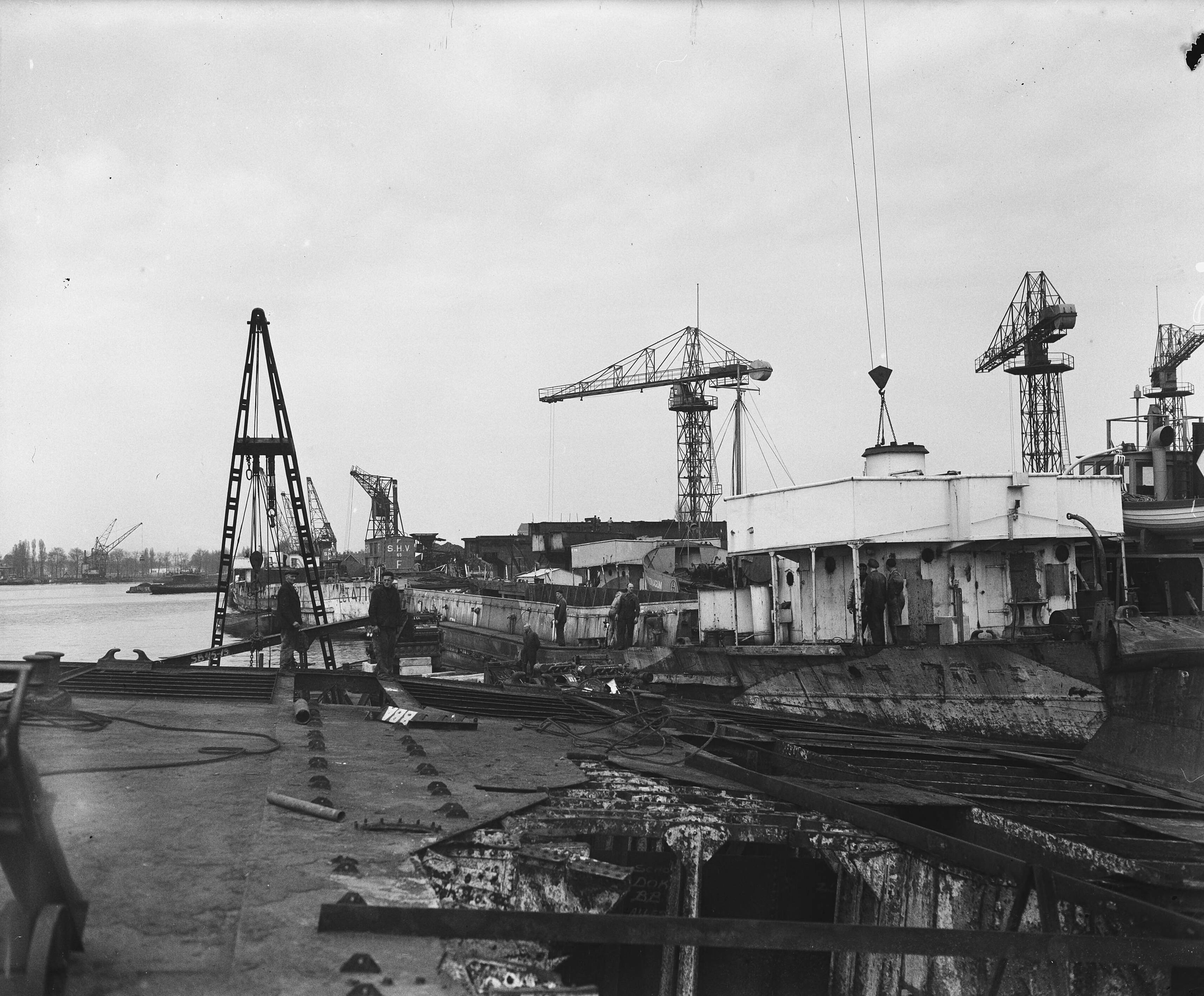Landingsvaartuigen bij Werf Verschure & Co te Amsterdam — Landingsvaartuigen worden omgebouwd tot vrachtschepen bij Werf Verschure & Co te Amsterdam — Foto: Zeylemaker, Co / Anefo. Licentie: Set B: Rechtenvrij / Publiek Domein. Bron: Nationaal Archief. http://hdl.handle.net/10648/a8a701e2-d0b4-102d-bcf8-003048976d84